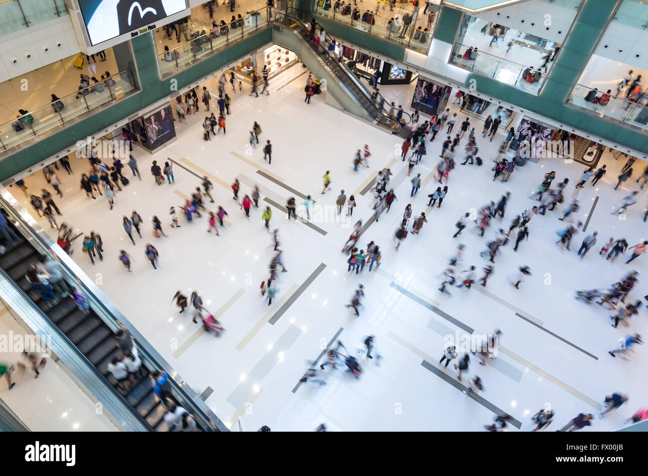 Menschen in der New Town Plaza Shopping Mall in Sha Tin, Hong Kong, China, von oben gesehen. Stockfoto