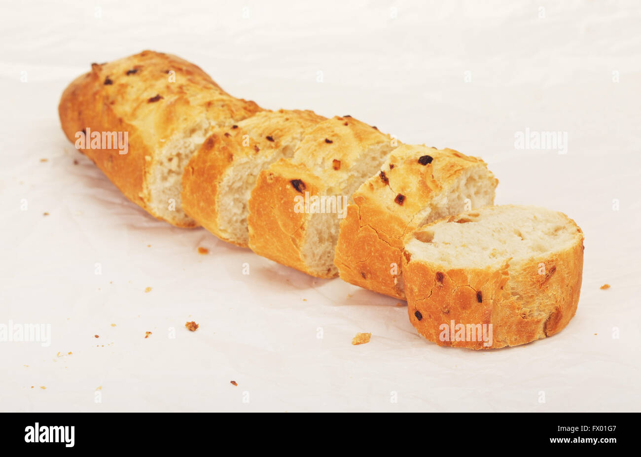 französische Zwiebel Baguette liegen auf dem Papier geschnitten Stockfoto