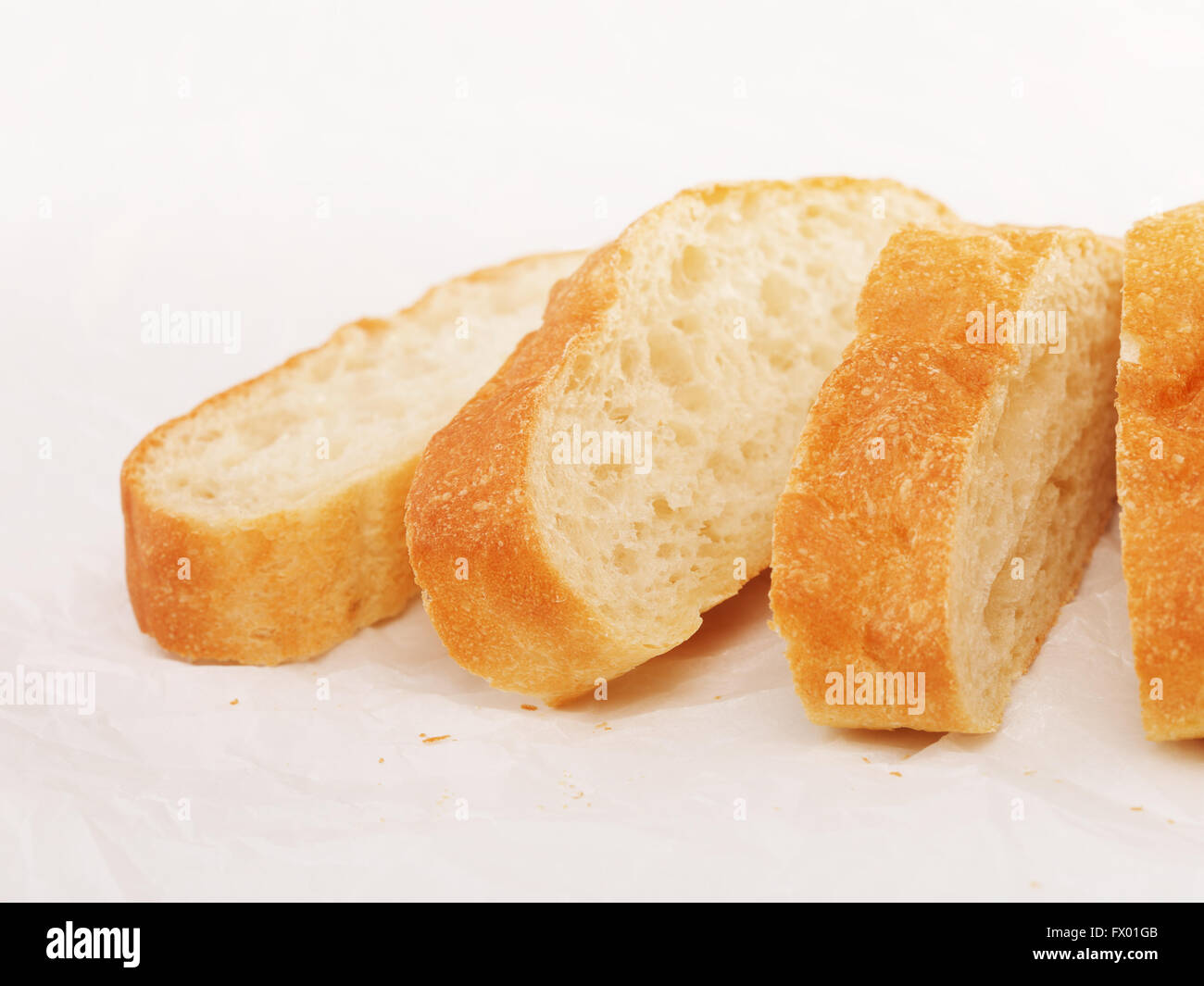 frisch geschnittene Ciabatta Brot auf dem Tisch liegend Stockfoto