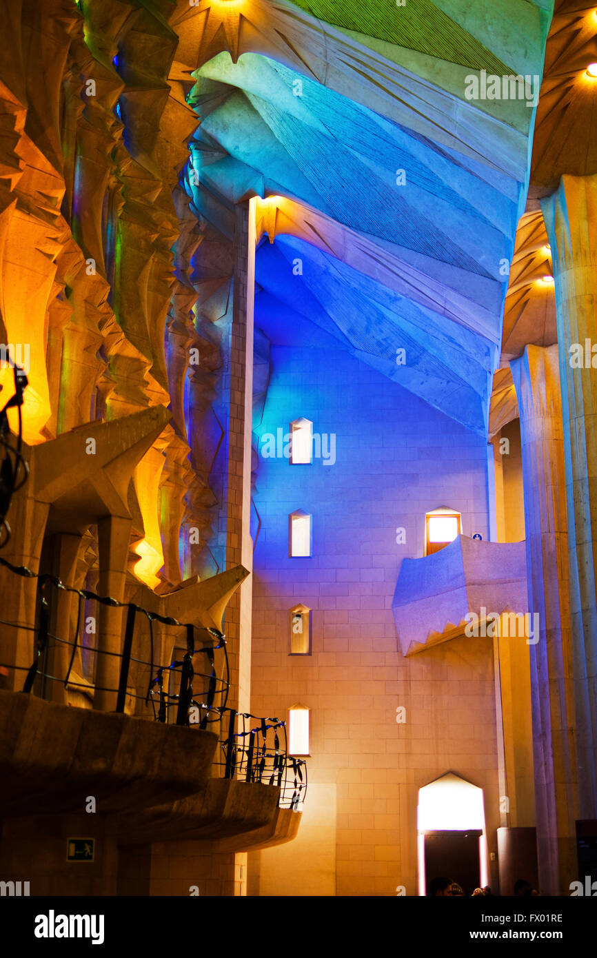 Bunte Fensterlicht strömt in die Sagrada Familia, Barcelona, Spanien Stockfoto