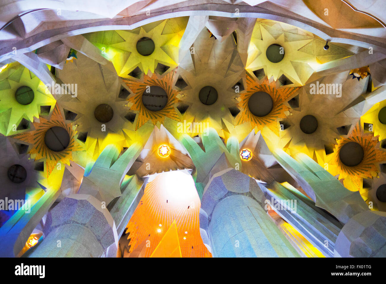 Nachschlagen im Inneren der Dacherker Sagrada Familia, Barcelona, Spanien Stockfoto