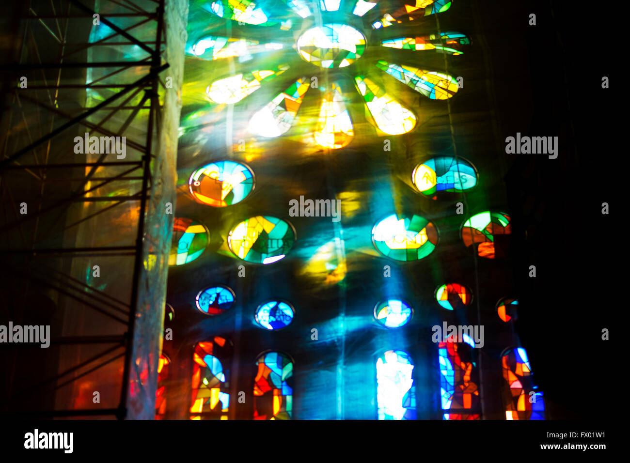 Farbiges Licht durchströmen Glasfenster, Sagrada Familia, Barcelona, Spanien Stockfoto