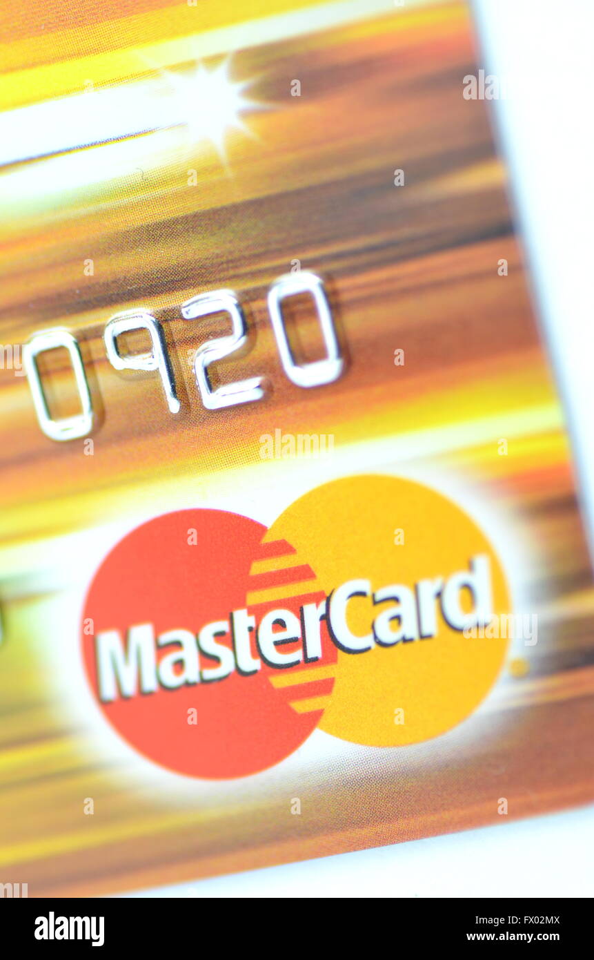 Nahaufnahme von MasterCard Debitkarte isoliert auf weißem Hintergrund. Stockfoto