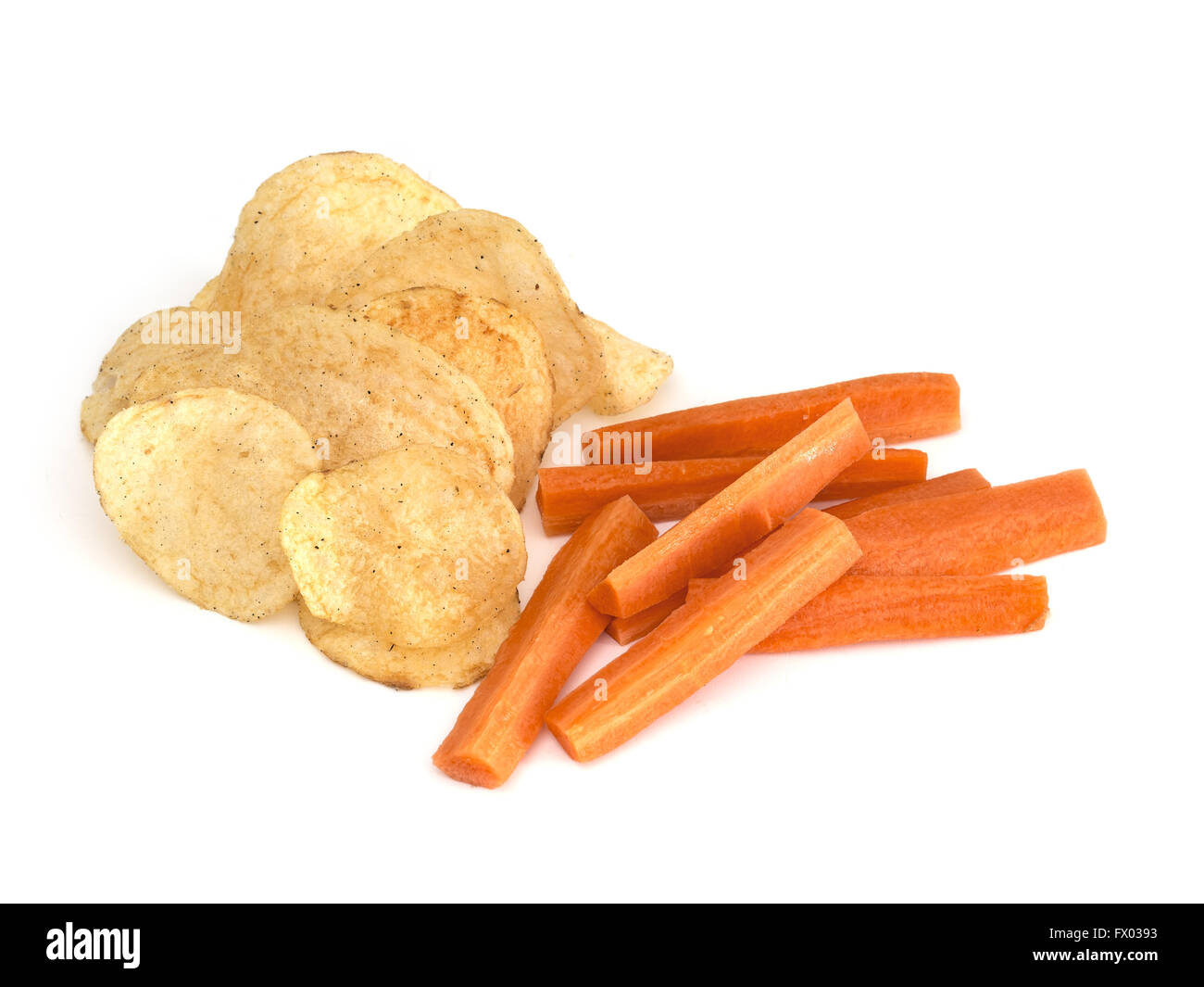 Gesunde und ungesunde Snack Optionen. Chips und Karotten-Sticks, frisch geschnitten, auf weißem Hintergrund Stockfoto