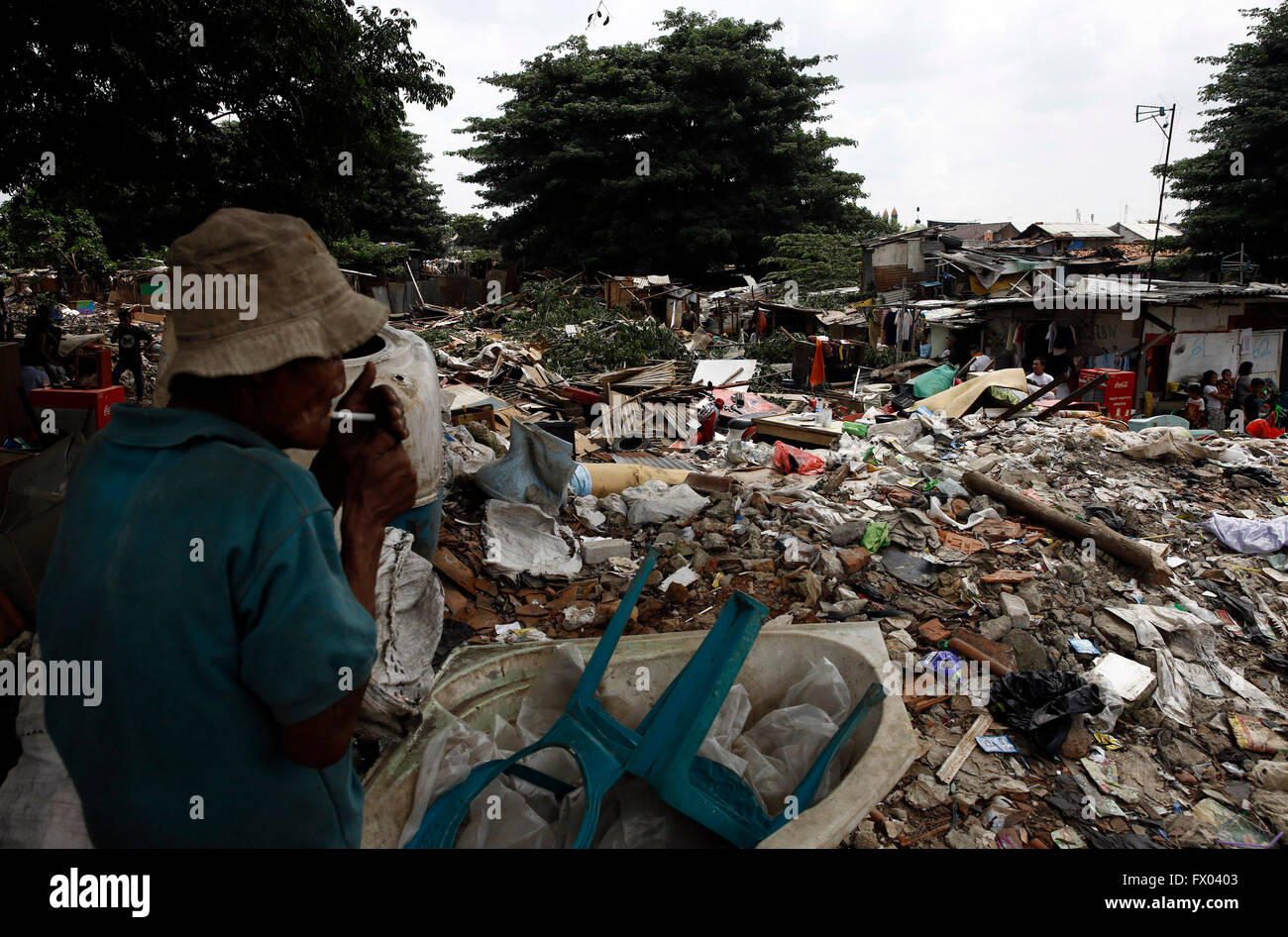 Jakarta, Indonesien. 7. April 2016. Bewohner nehmen seine Sachen, nachdem das Gebäude an der Spitze der Park öffentlichen Friedhof (TPU) Menteng Pulo, Jakarta zerstört ist. Hunderte von Staats-und Flüchtlingsfamilien besetzen das Land und Gebäude ohne Erlaubnis auf einem öffentlichen Friedhof. Die Verwaltung des Präsidenten Joko Widodo (Jokowi) Ziele bis 2019 Indonesien frei von Slums. Bis jetzt erreichte die Slums in Indonesien 38.000 Hektar in städtischen oder gleich 10 % der Gesamtfläche der Siedlung. © R. Haryanto/Pacific Press/Alamy Live-Nachrichten Stockfoto