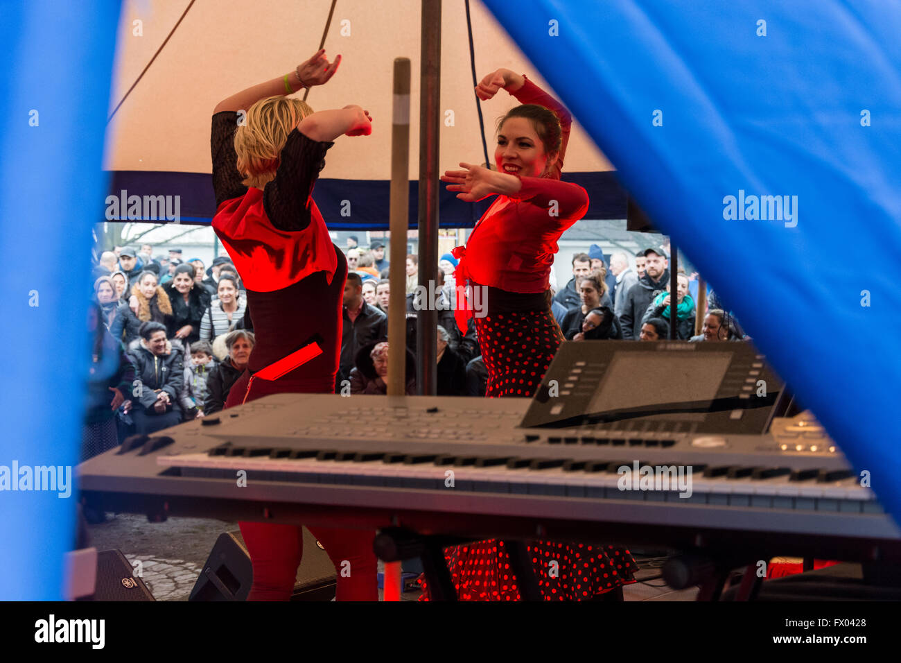 Malmö, Schweden. 8. April 2016. Flamenco in Zur Durchführung International Romani tagsüber in Schweden. Der internationale Tag der Roma wird auf der ganzen Welt, in Schweden genannt der Romani-Nationalfeiertag gefeiert. Im Folkets Park in Malmö, Schweden war ein freudiges fest mit Musik, Tanz und Essen statt. © Tommy Lindholm/Pacific Press/Alamy Live-Nachrichten Stockfoto