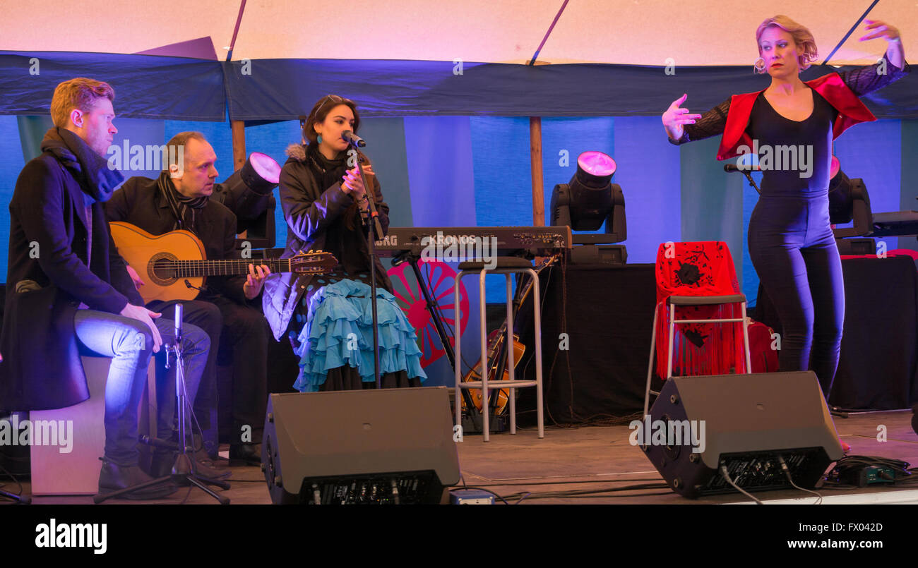 Malmö, Schweden. 8. April 2016. Flamenco in Zur Durchführung von internationalen Roma-Tag in Schweden feiern. Der internationale Tag der Roma wird auf der ganzen Welt, in Schweden genannt der Romani-Nationalfeiertag gefeiert. Im Folkets Park in Malmö, Schweden war ein freudiges fest mit Musik, Tanz und Essen statt. © Tommy Lindholm/Pacific Press/Alamy Live-Nachrichten Stockfoto