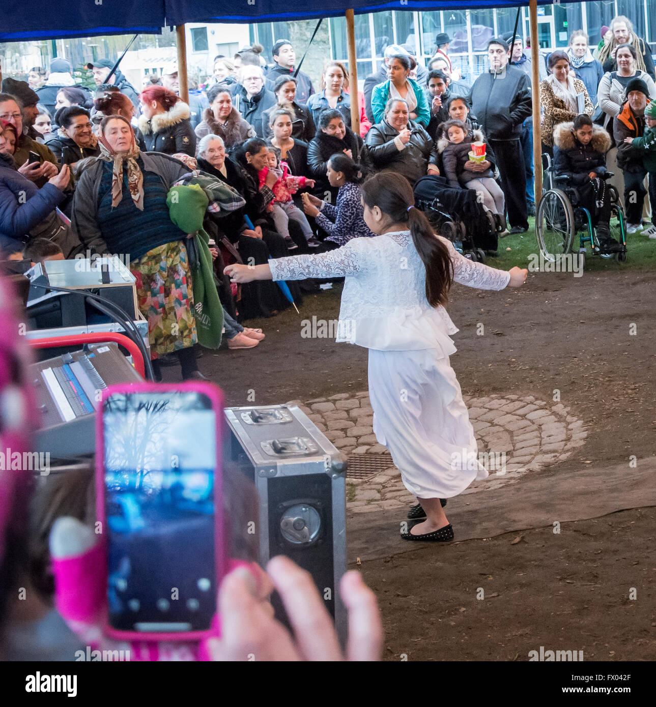 Malmö, Schweden. 8. April 2016. Mädchen tanzen zur Musik. Der internationale Tag der Roma wird auf der ganzen Welt, in Schweden genannt der Romani-Nationalfeiertag gefeiert. Im Folkets Park in Malmö, Schweden war ein freudiges fest mit Musik, Tanz und Essen statt. © Tommy Lindholm/Pacific Press/Alamy Live-Nachrichten Stockfoto