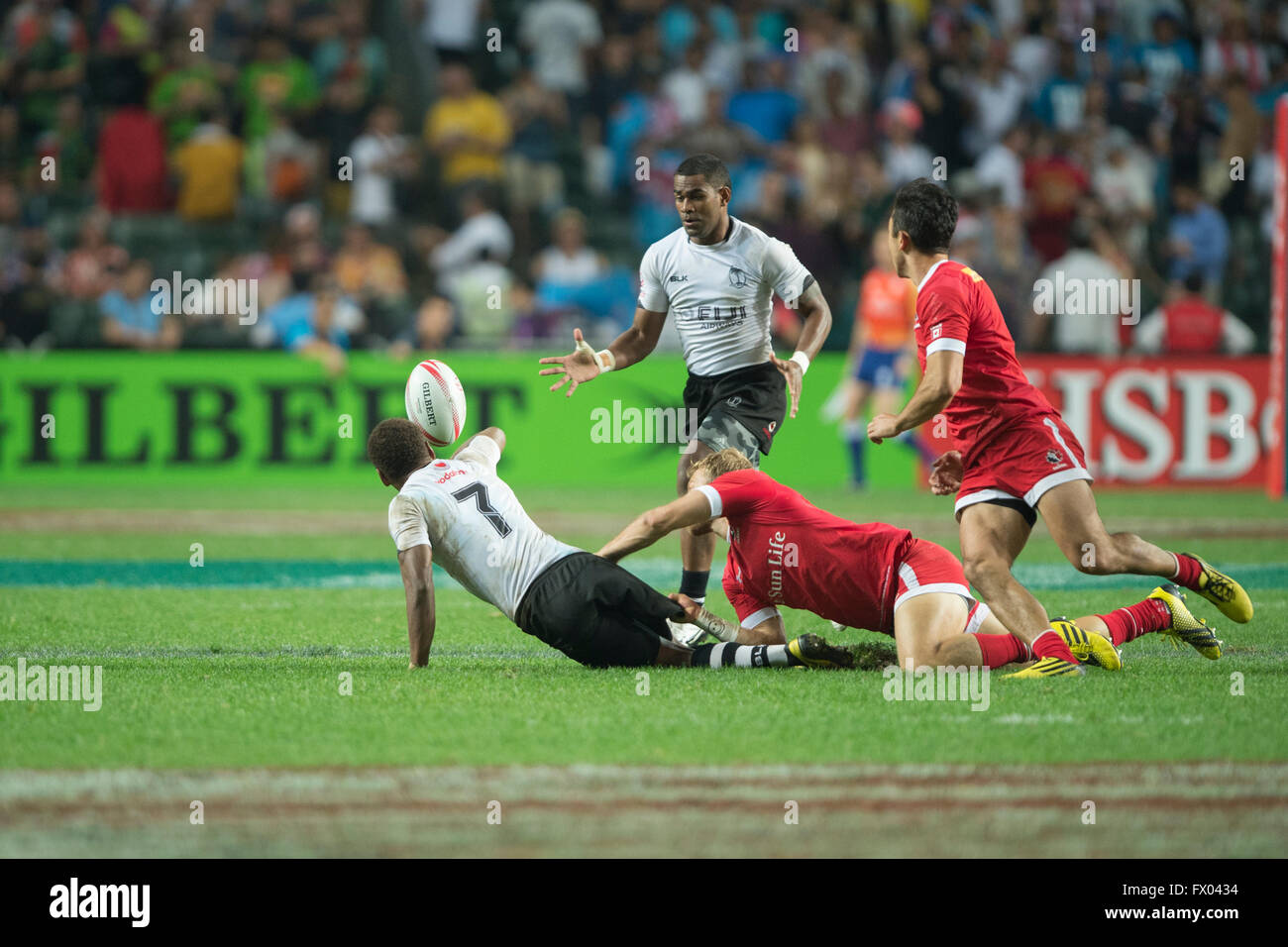 Hong Kong, China. 8, April 2016. HSBC World Rugby Sevens Series-Runde 7, Hong Kong Stadium.  Kanada (rot) gegen Fidschi in den ersten Runden. Fidschi gewinnt 19-17. © Gerry Rousseau/Alamy Live Stockfoto