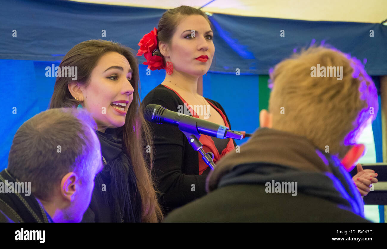 Malmö, Schweden. 8. April 2016. Flamenco in Zur Durchführung International Romani tagsüber in Schweden. Der internationale Tag der Roma wird auf der ganzen Welt, in Schweden genannt der Romani-Nationalfeiertag gefeiert. Im Folkets Park in Malmö, Schweden war ein freudiges fest mit Musik, Tanz und Essen statt. © Tommy Lindholm/Pacific Press/Alamy Live-Nachrichten Stockfoto