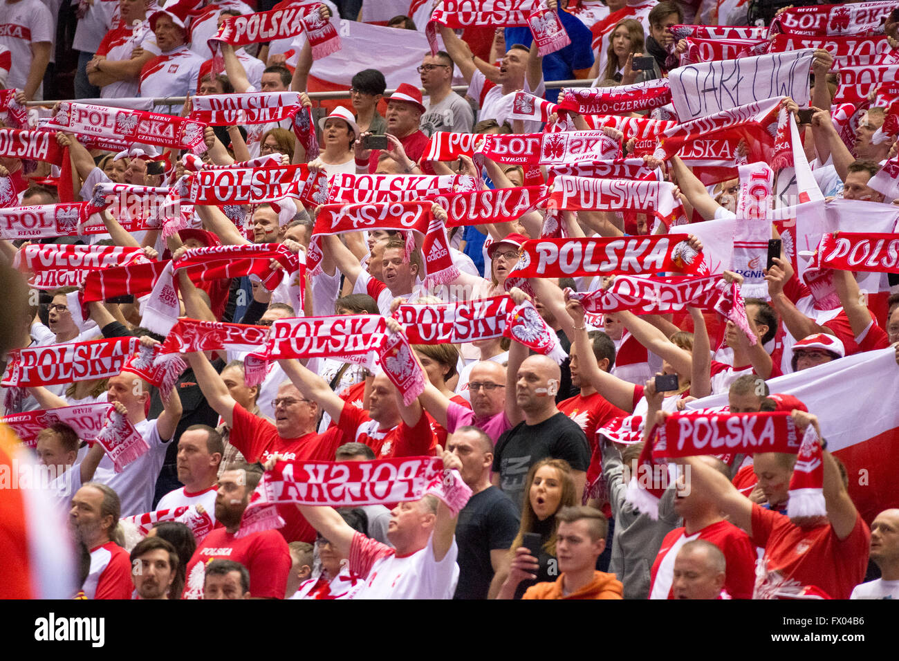 ERGO Arena, Danzig, Polen, 8. April 2016. 2016 IHF Männer Olympia-Qualifikationsturnier, polnische Fans während Handball Spiel Polen V Mazedonien, Credit: Tomasz Zasinski / Alamy Live News Stockfoto