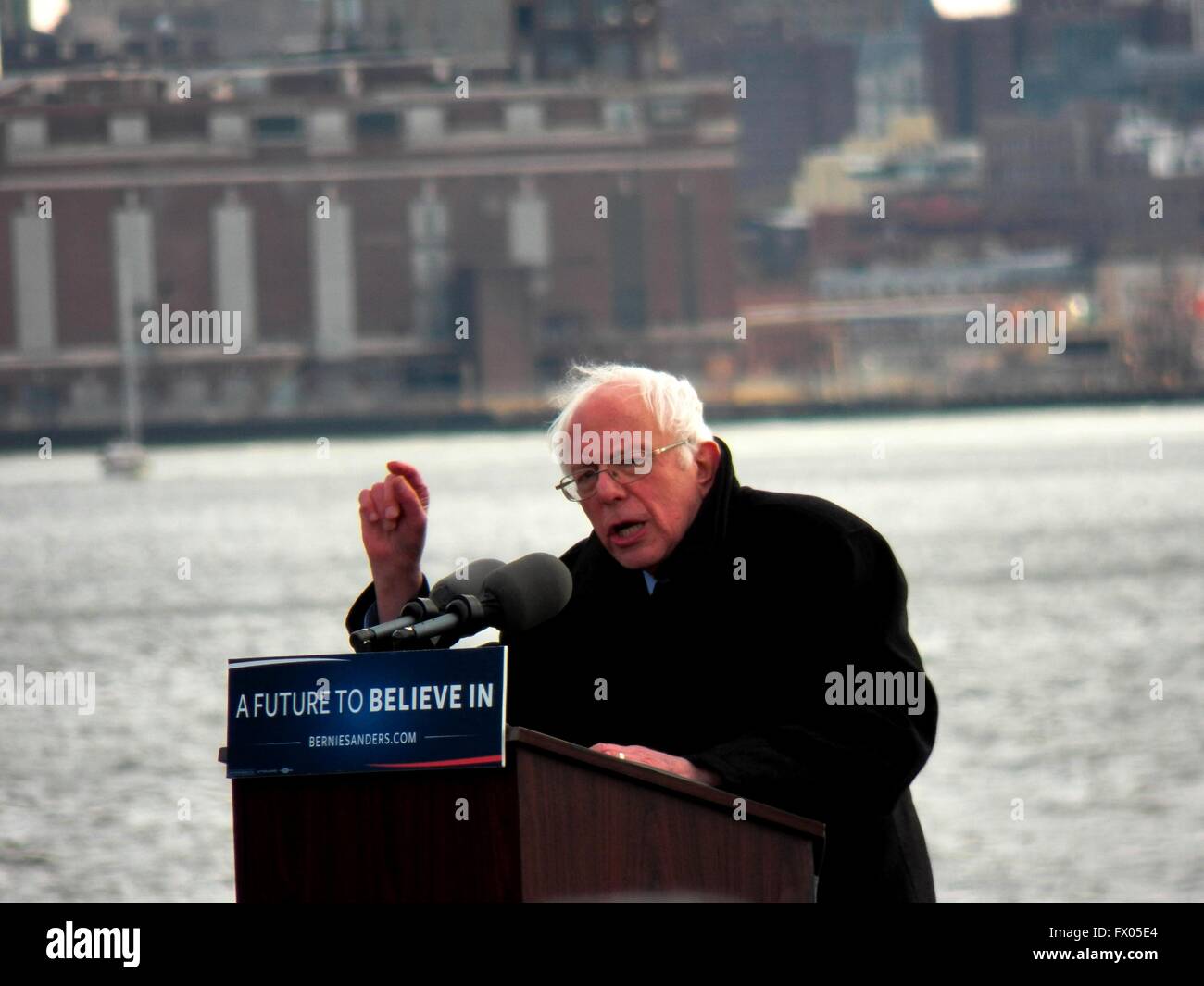 Brooklyn, New York, USA. 9. April 2016. Bernie Sanders besucht Kundgebung in Greenpoint, Brooklyn NY. Hunderte von New Yorkern stellte sich heraus, hören ihn sprechen und Unterstützung zu zeigen. Bildnachweis: Mark Apollo/Alamy Live-Nachrichten Stockfoto