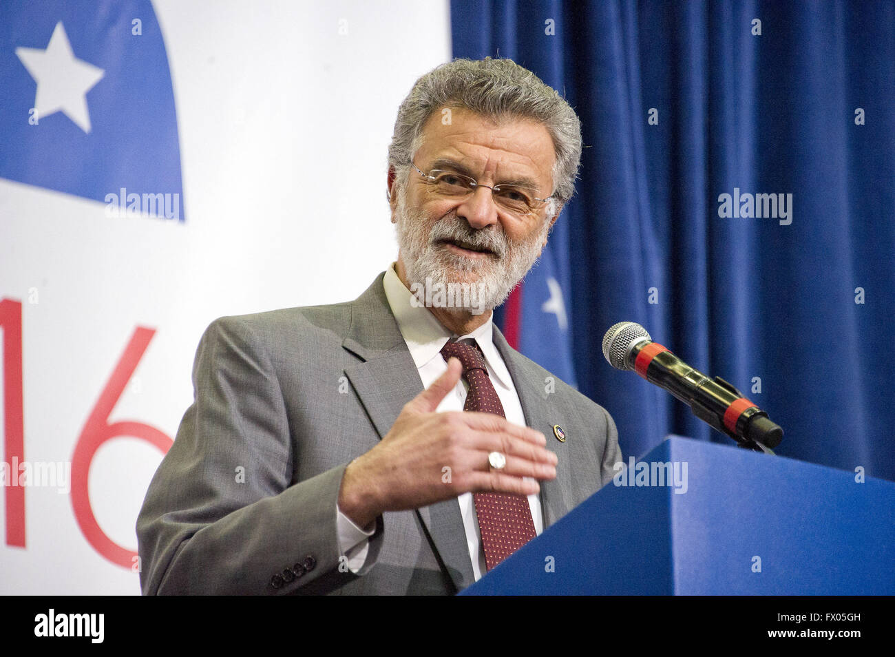 Cleveland, Ohio, USA. 6. April 2016. Bürgermeister Frank G. Jackson (Demokrat von Cleveland, Ohio) ist einladend Bemerkungen zu den Medien während der Frühling begehbare für die 2016 Republican National Convention in der Quicken Loans Arena in Cleveland, Ohio am Mittwoch, 6. April, 2016.Credit: Ron Sachs/CNP. © Ron Sachs/CNP/ZUMA Draht/Alamy Live-Nachrichten Stockfoto