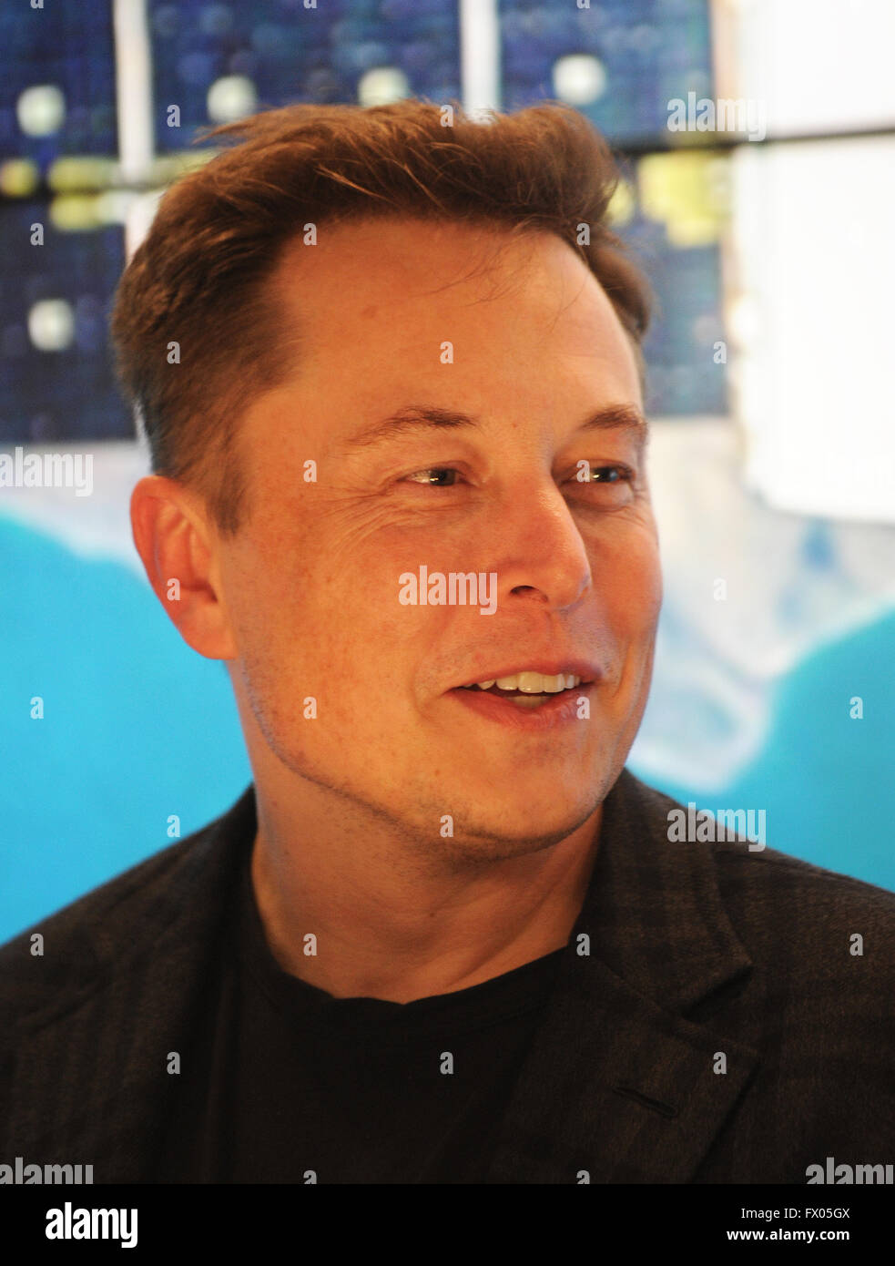 Cape Canaveral, Florida, USA. 8. April 2016. SpaceX CEO Elon Musk spricht auf einer Pressekonferenz am Kennedy Space Center nach dem Start einer SpaceX Falcon 9 Rakete aus Raum starten Complex 40 auf Cape Canaveral Air Force Station um 16:43 Uhr ET am 8. April 2016. Die Rakete trägt das Dragon-Raumschiff gefüllt mit rund 7.000 Pfund Fracht für die internationale Raumstation. Nach dem Start die erste Stufe der Falcon 9 Rakete machte seine erste erfolgreiche Landung auf einem Droneship im Atlantischen Ozean. Bildnachweis: Paul Hennessy/Alamy Live-Nachrichten Stockfoto