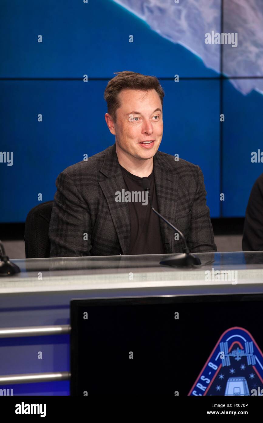 Cape Canaveral, Florida, USA. 08 Apr, 2016. Milliardär und CEO von SpaceX Elon Musk spricht mit den Medien nach dem erfolgreichen Start der Falcon 9 Durchführung der Dragon cargo Kapsel zum Kennedy Space Center April 8, 2016 in Cape Canaveral, Florida. Das CRS-8 Mission zur Internationalen Raumstation gestartet und dann zurück zum ersten Mal auf einem Schiff auf dem Meer zu landen. Bild: NASA/Alamy leben Nachrichten Stockfoto