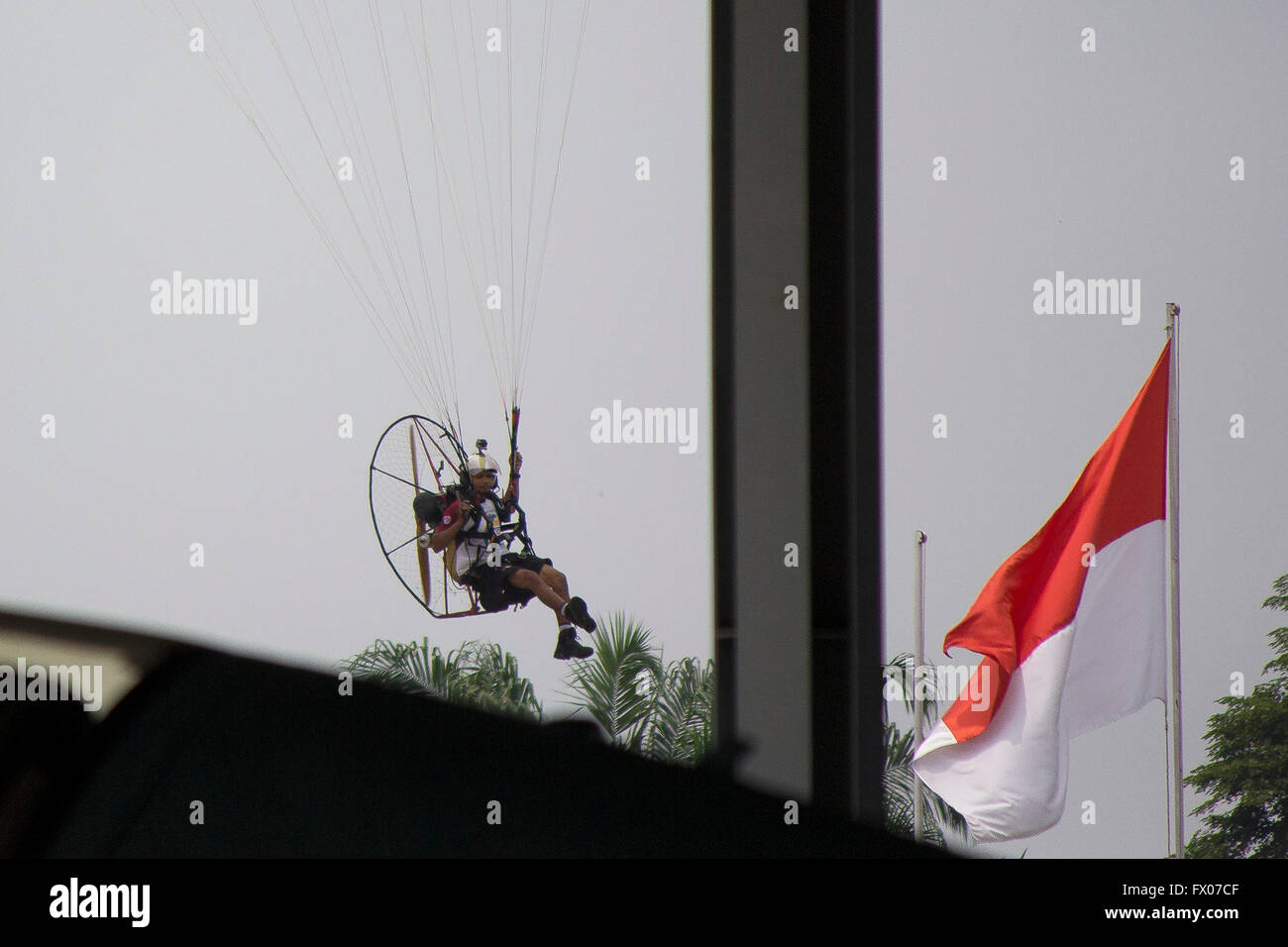 Pekanbaru, Indonesien. 9. April 2016. Motorschirm pilot indonesischen Luftwaffe zeigten auf der Air Base Roesmin Nurjadin Pekanbaru, Riau zum 70. Jahrestag der indonesischen Luftwaffe. Motorschirm oder Powered Paragleiter ist eine Kombination der Paragleiter mit Booster auf der Rückseite der Pilot platziert. Bildnachweis: Dedy Sutisna/Riau Bilder/pazifische Presse/Alamy Live News Stockfoto