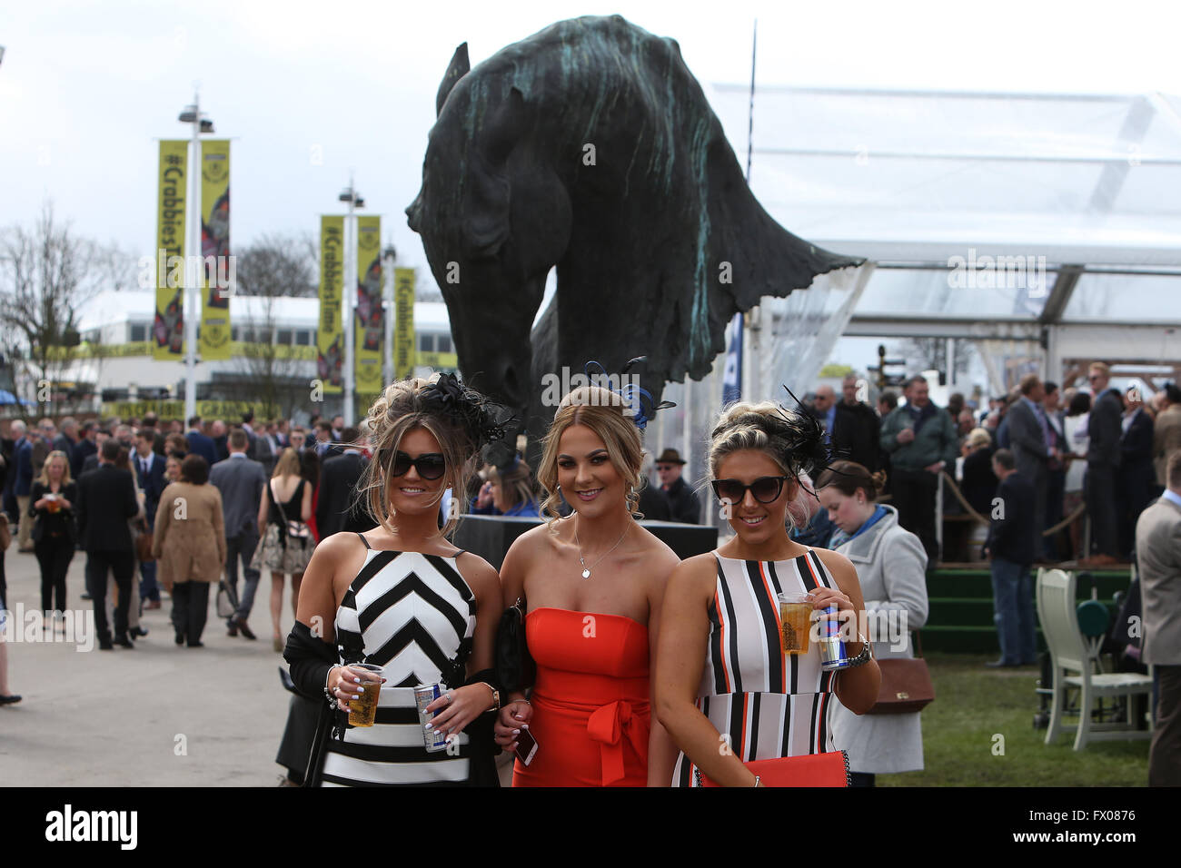 Aintree, Liverpool, UK. 9. April 2016. Crabbies Grand National Festival Tag 3. Drei lokale Racing-Fans stellen, indem die Statue am Eingang des Red Rum Gärten. Bildnachweis: Aktion Plus Sport/Alamy Live-Nachrichten Stockfoto