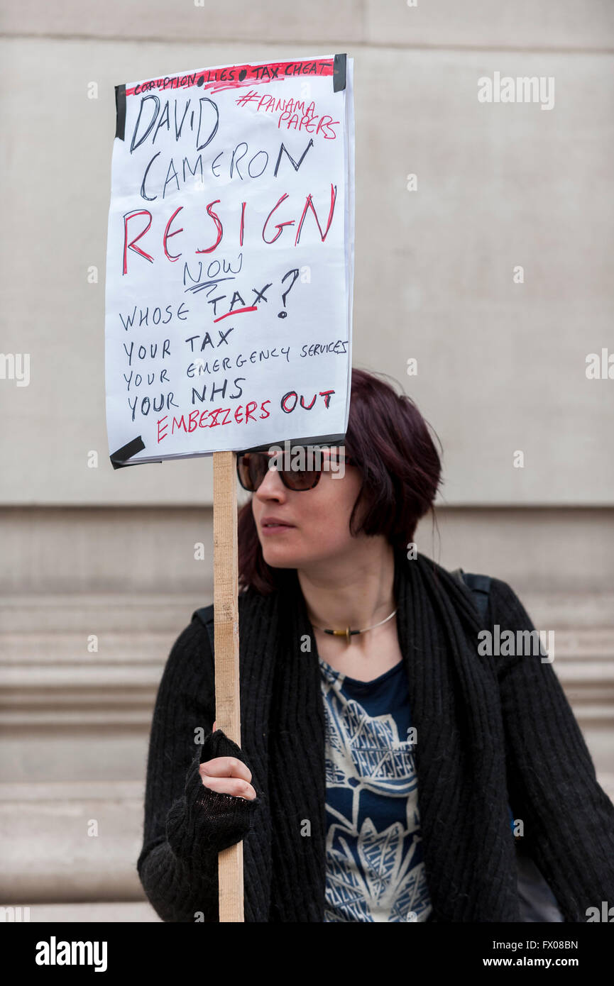 London, UK. 9. April 2016. Eine Frau hält ein Plakat empor außerhalb der Frühjahrskonferenz. Tausende von Demonstranten fordern die Premierminister David Cameron, nach seinem jüngsten Kommentare zu Offshore-Steuer zurücktreten und sein Vater benannt in der "Panama-Papiere" Lecks. Demonstranten einberufen außerhalb Downing Street vor marschieren zu The Grand Connaught Rooms in Covent Garden, wo der konservativen Spring Conference stattfindet. Bildnachweis: Stephen Chung / Alamy Live News Stockfoto