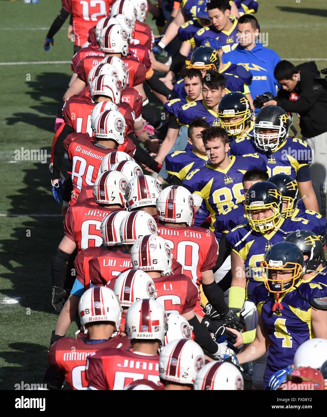 (160409)--SHENYANG, 9. April 2016 (Xinhua)--Fußballer von Shenyang Jäger (L) und Dalian Poseidon schütteln sich die Hände nach dem Eröffnungsspiel der 2016 "City Bowl" American Football League of China in Shenyang, Hauptstadt des nordöstlichen Chinas Liaoning Provinz, 9. April 2016. Beide Teams sind in der Provinz Liaoning stationiert. "City Bowl" American Football League of China wurde im Jahr 2015 gegründet und hatte 12 Mannschaften im ersten Jahr. Im Jahr 2016 hatte die Liga 20 Teams aus ganz China. Shenyang-Jäger hat über 30 Mitglieder, von denen meisten Amateur-Spieler sind, die die amerikanischen Fußball lieben. (Xinhua/Li Gang) Stockfoto