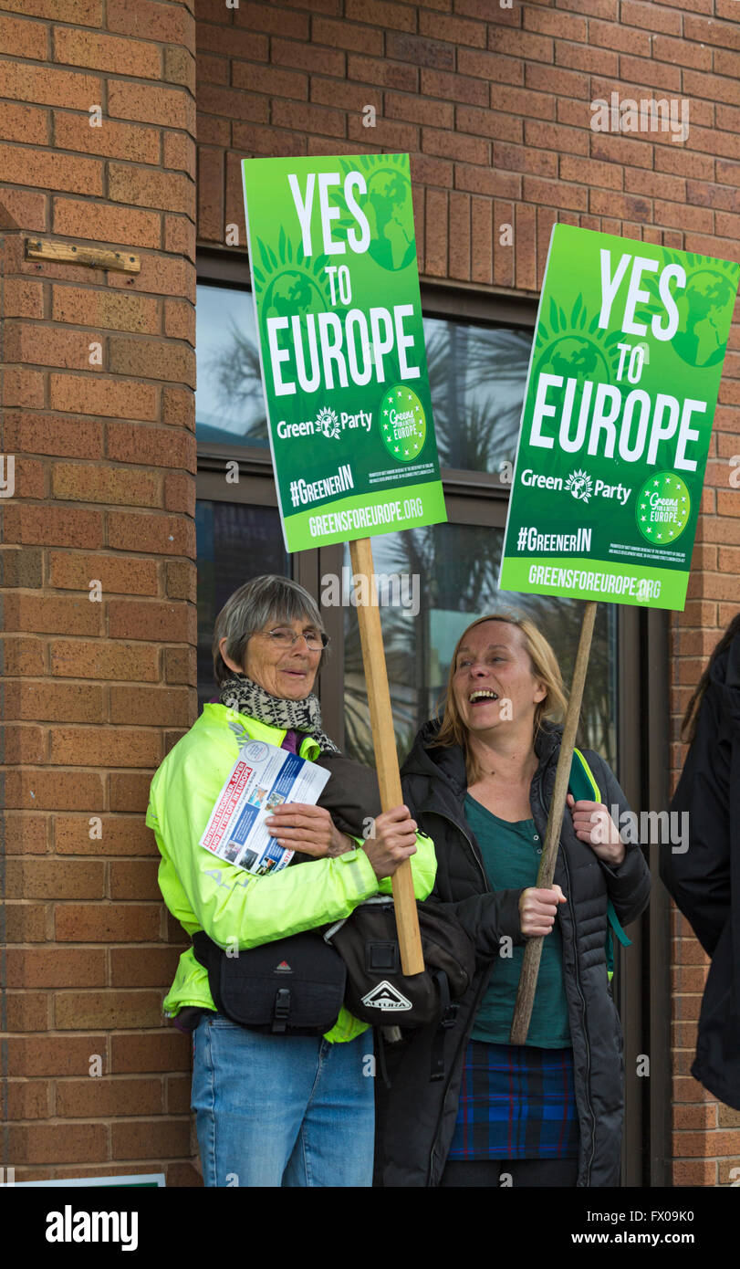 Bournemouth, UK 9. April 2016. Mann mit Ja zu Europa Plakate von den grünen Stand außen BIC (Bournemouth International Centre) am Kreuz-Parteitag für austritt. Bildnachweis: Carolyn Jenkins/Alamy Live-Nachrichten Stockfoto