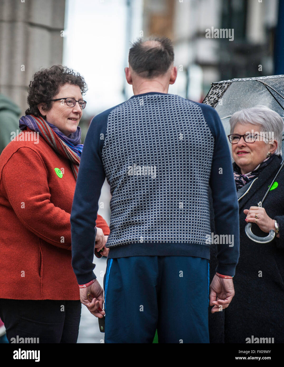 Ceredigion, West Wales, Aberystwyth, UK 9. April 2016 Wahlwerbung beginnt im ernst. ELIZABETH EVANS (Lib Dem), ELIN JONES (Plaid Cymru), Dr. FELIX AUBEL (konservativ) alle auf den Straßen von Aberystwyth Town an diesem Wochenende als 2016-Kampagne für die walisische nehmen bekommt wirklich und wahrhaftig im Gange. Es verspricht eine enge schwer gewonnen Wahl in diesem Jahr. Bildnachweis: Veteran Fotografie/Alamy Live-Nachrichten Stockfoto