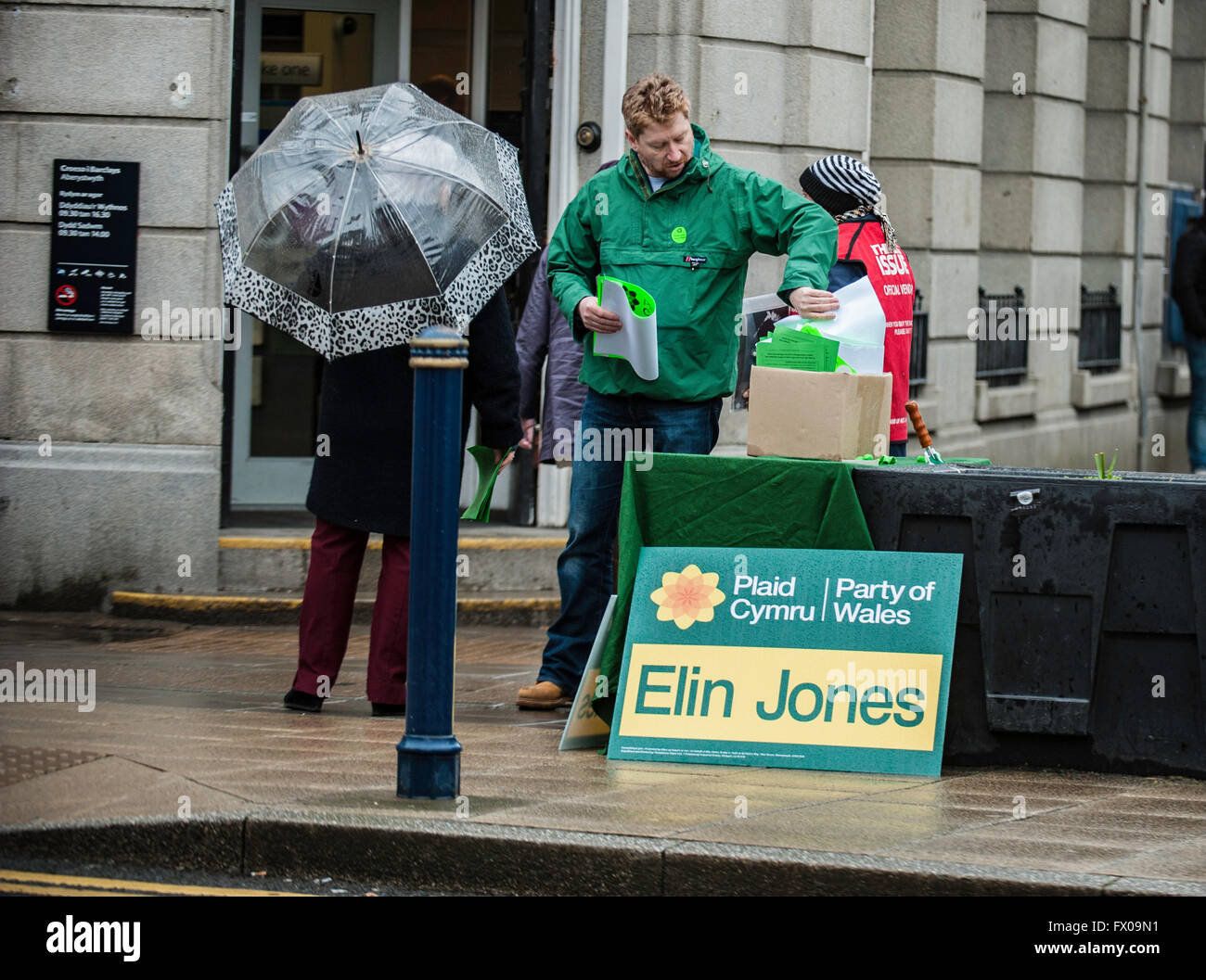 Ceredigion, West Wales, Aberystwyth, UK 9. April 2016 Wahlwerbung beginnt im ernst. ELIZABETH EVANS (Lib Dem), ELIN JONES (Plaid Cymru), Dr. FELIX AUBEL (konservativ) alle auf den Straßen von Aberystwyth Town an diesem Wochenende als 2016-Kampagne für die walisische nehmen bekommt wirklich und wahrhaftig im Gange. Es verspricht eine enge schwer gewonnen Wahl in diesem Jahr. Bildnachweis: Veteran Fotografie/Alamy Live-Nachrichten Stockfoto