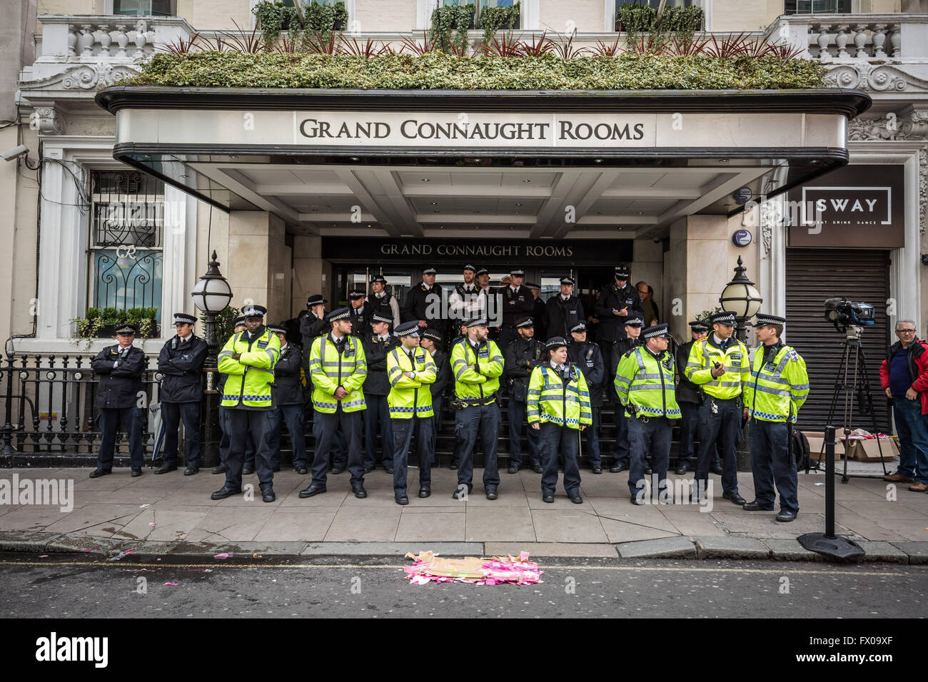 London, UK. 9. April 2016. "David Cameron muss zurücktreten" Demonstration vor den Connaught Rooms Speicherort der Conservative Party Spring Conference Credit: Guy Corbishley/Alamy Live News Stockfoto