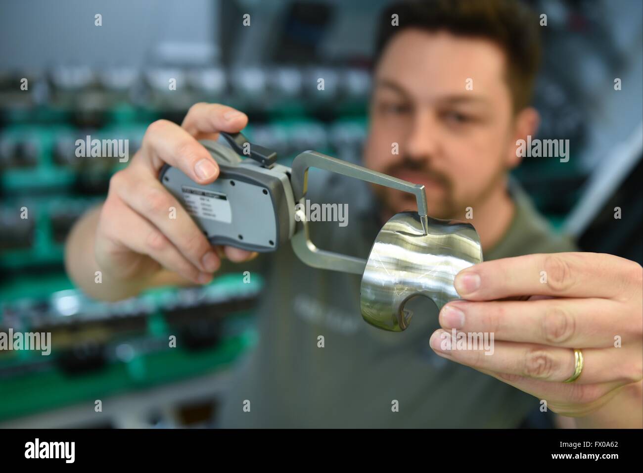 Tuttlingen, Deutschland. 8. April 2016. Ein Mechaniker prft die Strke der  ein knstliches Kniegelenk bei medizinischer Versorgung Hersteller Aesculap  in Tuttlingen, Deutschland, 8. April 2016. Foto: FELIX KAESTLE/Dpa/Alamy  Live News Stockfotografie ...