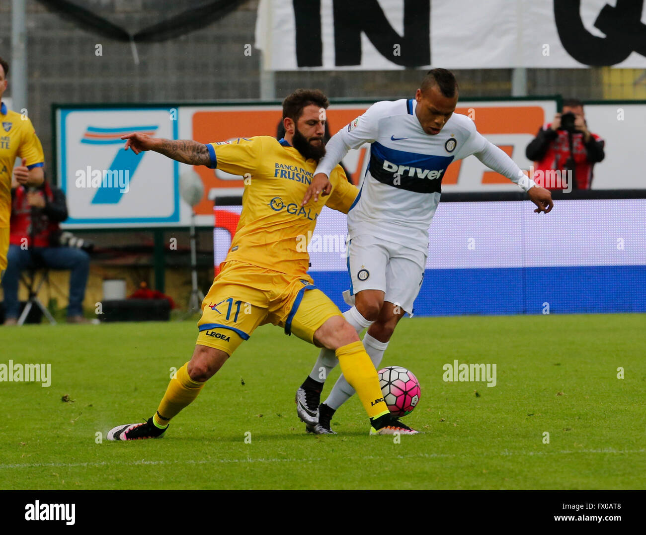 Frosinone, Italien. 9. April 2016. Oliver Kragl Kampf um den Ball mit Jonathan Biabiany während der italienischen Serie ein Fußball-match zwischen Frosinone und Inter Mailand im Matusa Stadion in Italien. Spiel endet in 0-1, FC Inter schlägt Frosinone. Bildnachweis: Ciro De Luca/Pacific Press/Alamy Live-Nachrichten Stockfoto