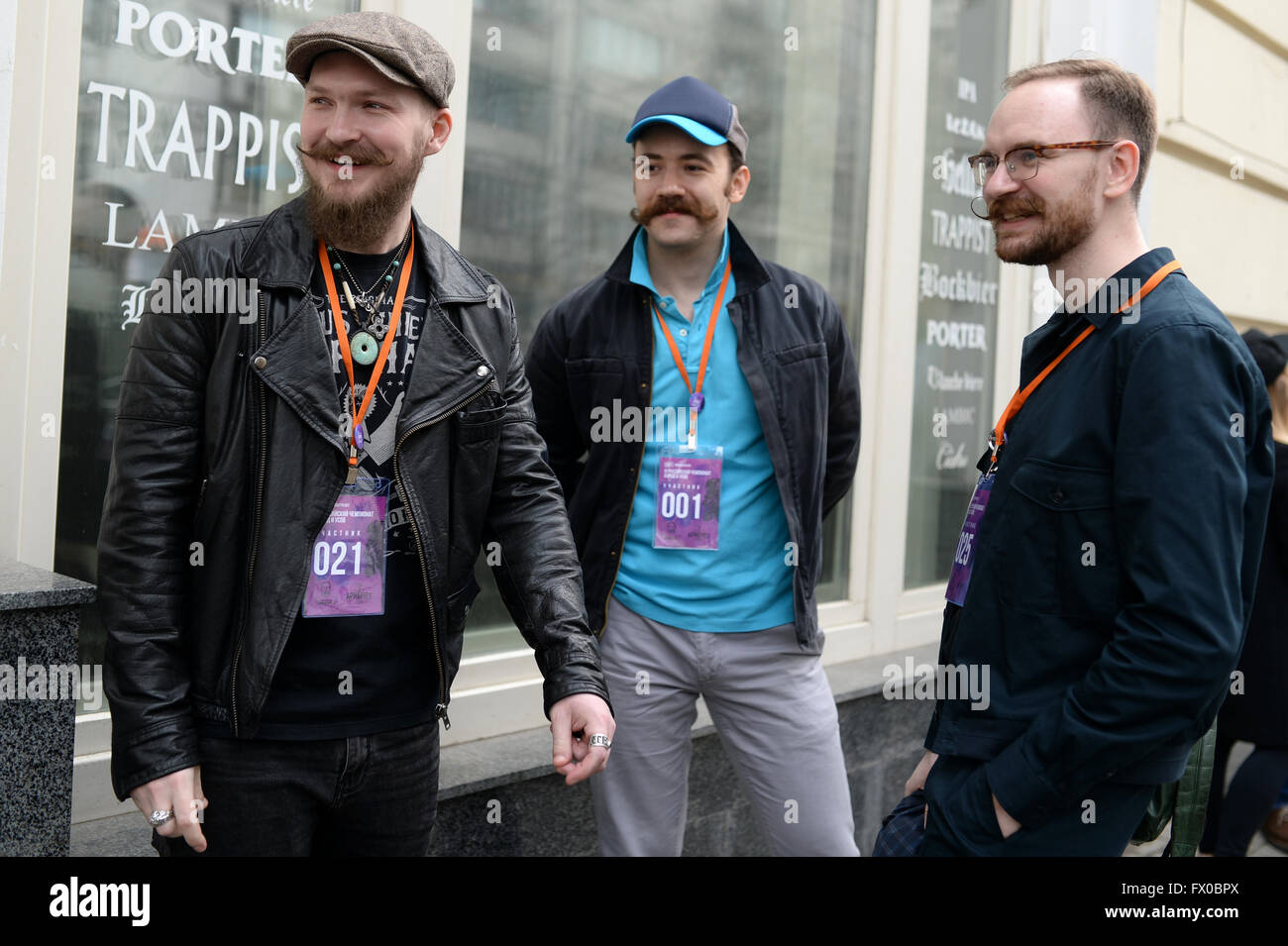 Moskau, Russland. 9. April 2016. Menschen nehmen Teil an 4. russischen Schnurrbart und Bart Championships in Moskau, Russland, 9. April 2016. Diese jährliche Veranstaltung findet anlässlich der Bart-Tag in Russland, der am 6. April fällt. Im Jahre 1698, Zar Peter der große versuchte, einzuführen European Law &amp; Order im russischen Reich unterzeichnet ein Dekret, in dem er Bärte rasiert und eine Gebühr bestellt zu entnehmen, alle, diejenigen, die sich weigerten. Ekaterina II (regierte 1762-1796) für nichtig erklärt die Gebühr 74 Jahre später, am 6. April 1772. Dieser Tag gilt als Bart Tag in Russland sein. Bildnachweis: Pavel Bednyakov/Alamy Live-Nachrichten Stockfoto