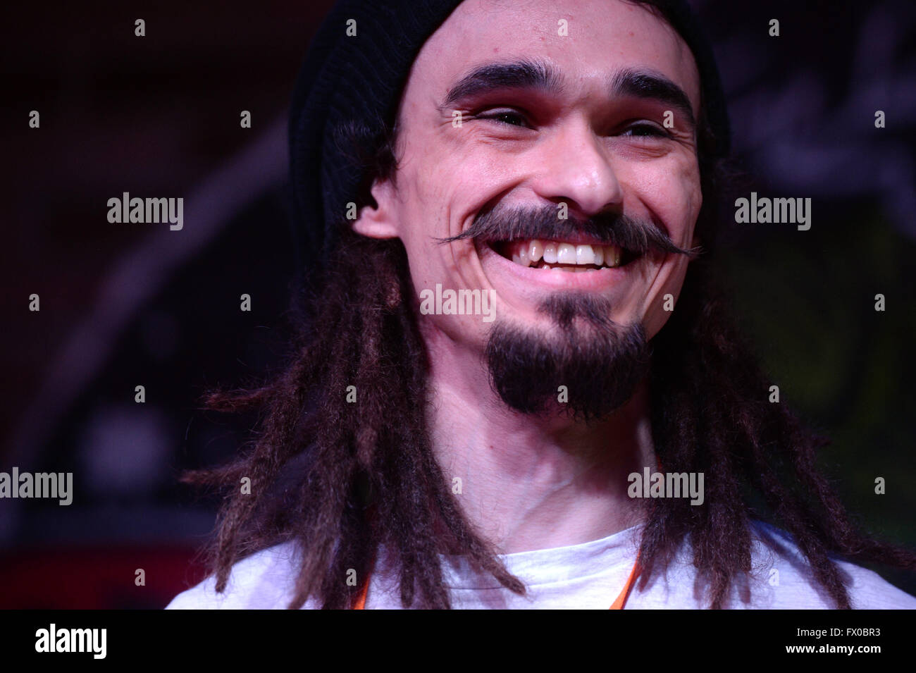 Moskau, Russland. 9. April 2016. Menschen nehmen Teil an 4. russischen Schnurrbart und Bart Championships in Moskau, Russland, 9. April 2016. Diese jährliche Veranstaltung findet anlässlich der Bart-Tag in Russland, der am 6. April fällt. Im Jahre 1698, Zar Peter der große versuchte, einzuführen European Law &amp; Order im russischen Reich unterzeichnet ein Dekret, in dem er Bärte rasiert und eine Gebühr bestellt zu entnehmen, alle, diejenigen, die sich weigerten. Ekaterina II (regierte 1762-1796) für nichtig erklärt die Gebühr 74 Jahre später, am 6. April 1772. Dieser Tag gilt als Bart Tag in Russland sein. Bildnachweis: Pavel Bednyakov/Alamy Live-Nachrichten Stockfoto