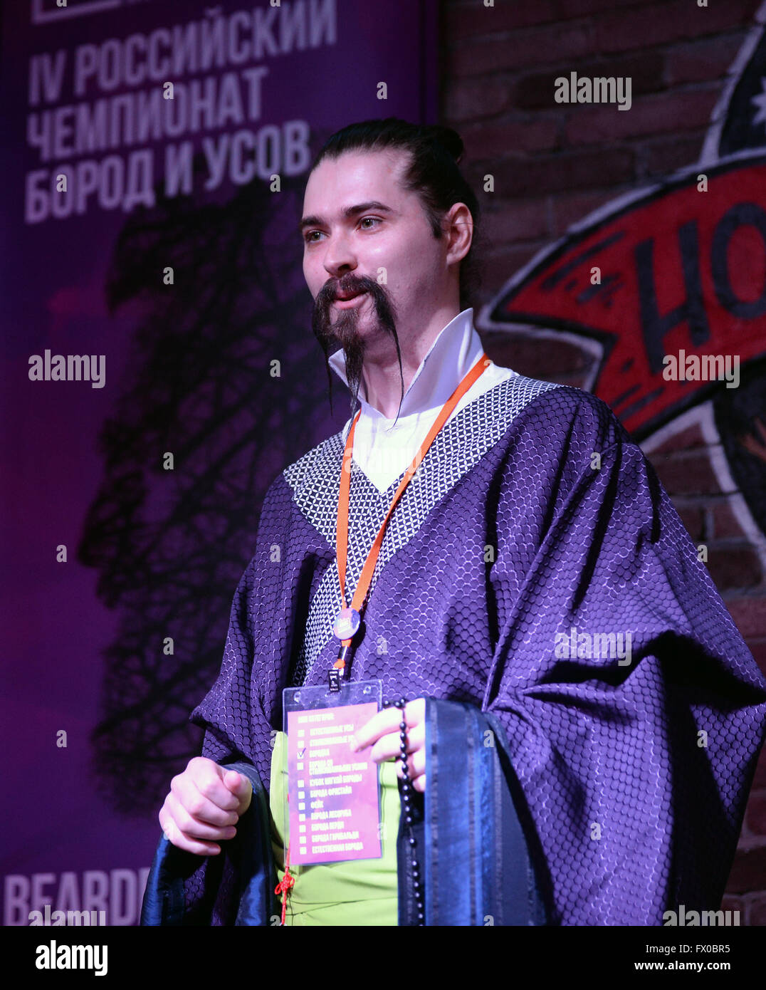 Moskau, Russland. 9. April 2016. Menschen nehmen Teil an 4. russischen Schnurrbart und Bart Championships in Moskau, Russland, 9. April 2016. Diese jährliche Veranstaltung findet anlässlich der Bart-Tag in Russland, der am 6. April fällt. Im Jahre 1698, Zar Peter der große versuchte, einzuführen European Law &amp; Order im russischen Reich unterzeichnet ein Dekret, in dem er Bärte rasiert und eine Gebühr bestellt zu entnehmen, alle, diejenigen, die sich weigerten. Ekaterina II (regierte 1762-1796) für nichtig erklärt die Gebühr 74 Jahre später, am 6. April 1772. Dieser Tag gilt als Bart Tag in Russland sein. Bildnachweis: Pavel Bednyakov/Alamy Live-Nachrichten Stockfoto