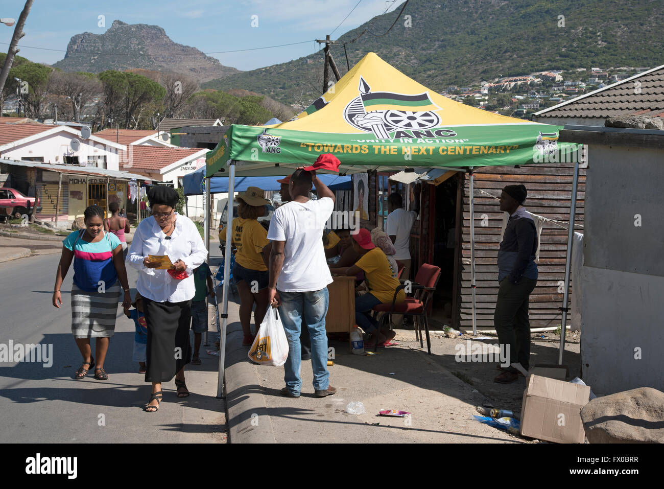Am letzten Wochenende für die südlichen afrikanischen Bürger zu registrieren, um bei der nächsten Wahl abstimmen. Bewohner bei der Kundenwerbung Zelt der ANC Partei im Township Imizamo Yethu Hout Bay in der Western Cape gesehen Stockfoto