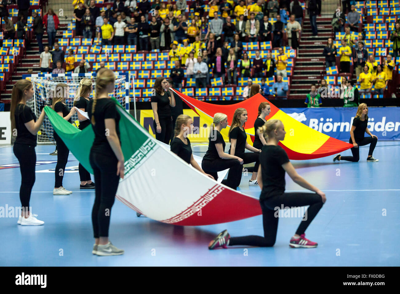 Malmö, Schweden, 9. April 2016. Die spanischen und iranische Flaggen-Präsentation bei der Mannschaftsaufstellung vor dem Spiel in der IHF 2016 Herren Olympischen Qualifikationsturnier zwischen Spanien und dem Iran in der Malmö Arena beginnen. Stockfoto