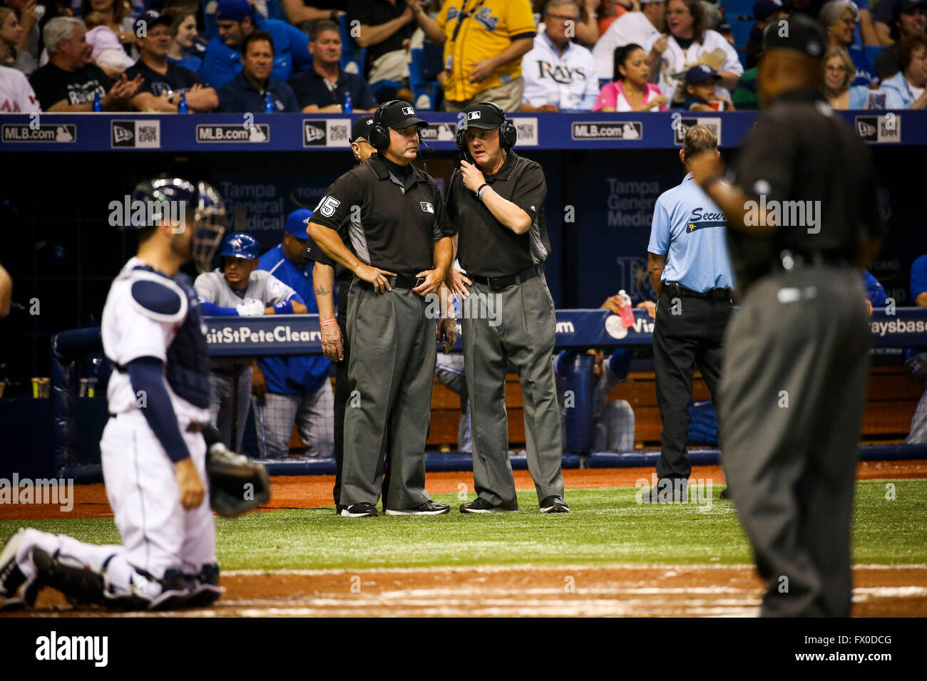 St. Petersburg, Florida, USA. 4. April 2016. WILL VRAGOVIC | Times.Umpires arbeiten, um einen Anruf herausfinden, auf, ob Rightfielder Steven Souza Jr. einen Fang gemacht und es war eine Messe oder foul Ball während des Spiels zwischen den Tampa Bay Rays und die Toronto Blue Jays im Tropicana Field in St. Petersburg, Florida am Montag, 4. April 2016. Die Toronto Blue Jays schlagen die Tampa Bay Rays 5-3. © Willen Vragovic/Tampa Bay Times / ZUMA Draht/Alamy Live News Stockfoto