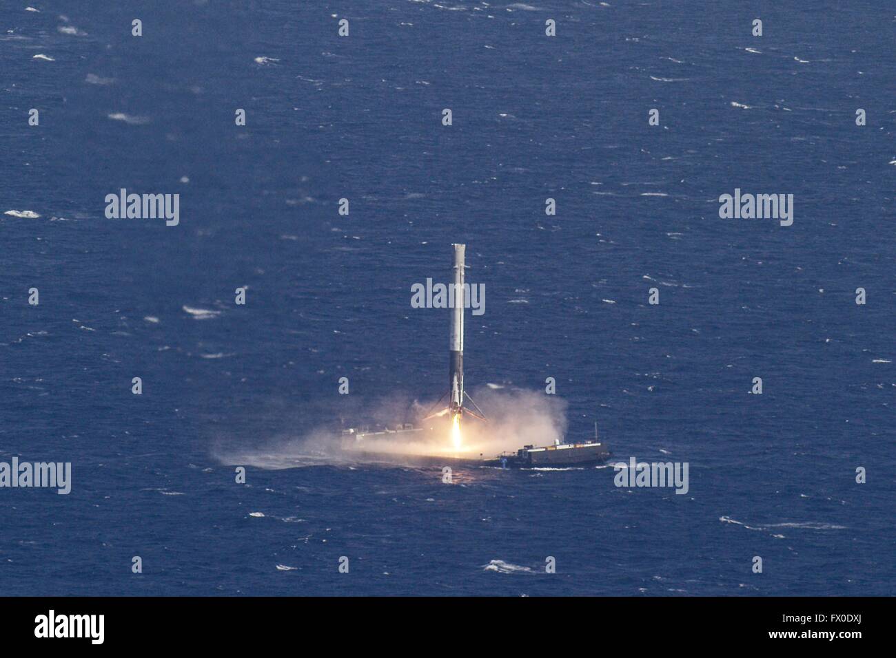 Die SpaceX Falcon 9 wiederverwendbare Rakete beginnt einen allmählichen Abstieg mit Booster-Raketen, die schwimmenden Landeplattform 8. April 2016 in den Atlantischen Ozean. Die CRS-8-Mission erfolgreich angetrieben die Dragon-Kapsel zur internationalen Raumstation ISS und dann zurück auf die Droneship zum ersten Mal. Stockfoto