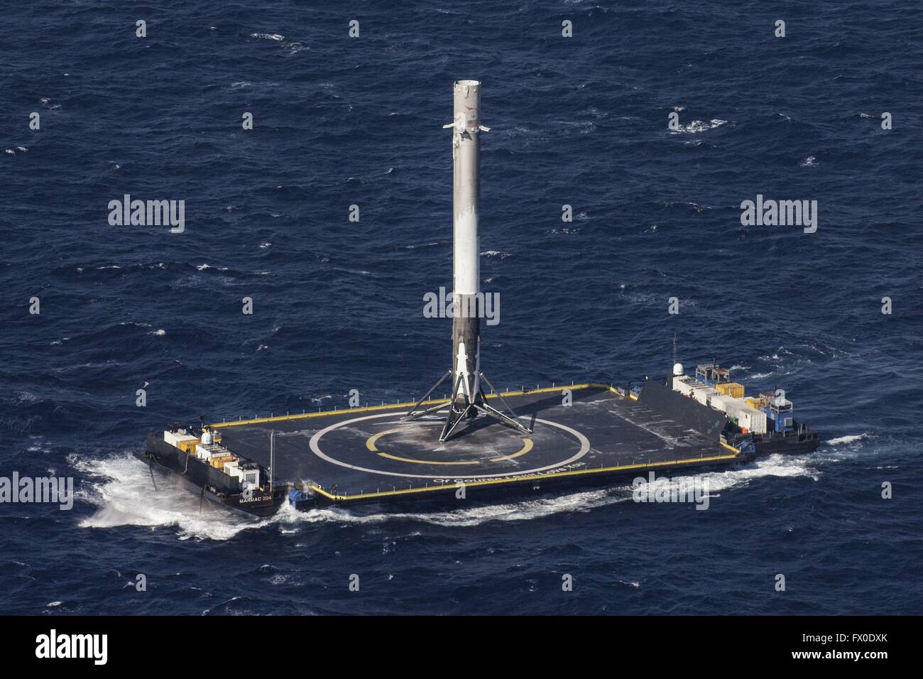 Die SpaceX Falcon 9 wiederverwendbare Rakete in perfekter Lage nach der Landung auf einer schwimmenden Plattform Landung 8. April 2016 in den Atlantischen Ozean. Die CRS-8-Mission erfolgreich angetrieben die Dragon-Kapsel zur internationalen Raumstation ISS und dann zurück auf die Droneship zum ersten Mal. Stockfoto