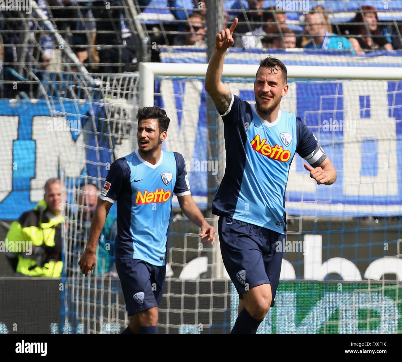 Bochum, Deutschland, 9. April 2014. Fußball, 2. Bundesliga, Bochum, Deutschland, 09.04.2016, Vfl Bochum Vs FSV Frankfurt: Patrick Fabian (Bochum, R) feiert neben Marco Terrazzino.  Bildnachweis: Jürgen Schwarz/Alamy Live-Nachrichten Stockfoto