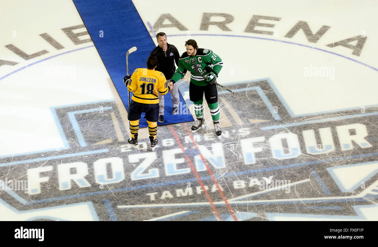 Tampa, Florida, USA. 29. Juni 2012. DIRK SHADD | Zeiten. Ehemalige Tampa Bay Lightning Marty St. Louis fällt zeremoniellen ersten Puck, bevor Quinnipiac auf NorthDakota bei den Frozen Four Finals in Amalie Arena am Samstag findet (09.04.16) © Dirk Shadd/Tampa Bay Times / ZUMA Draht/Alamy Live News Stockfoto