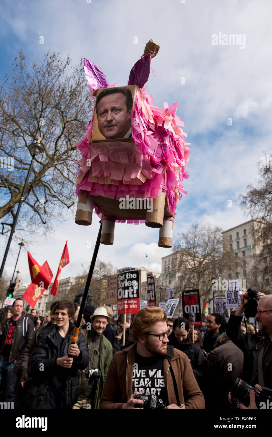 London, UK. 9. April 2016. Rosa Piñata Darstellung MP David Cameron gesehen während des Protestes außerhalb der Downing Street in London in der Luft schweben. Tausende von Demonstranten versammelten sich MP Rücktritt nach dem Skandal von Panama Papiere zu fordern. Bildnachweis: ZEN - Zaneta Razaite / Alamy Live News Stockfoto