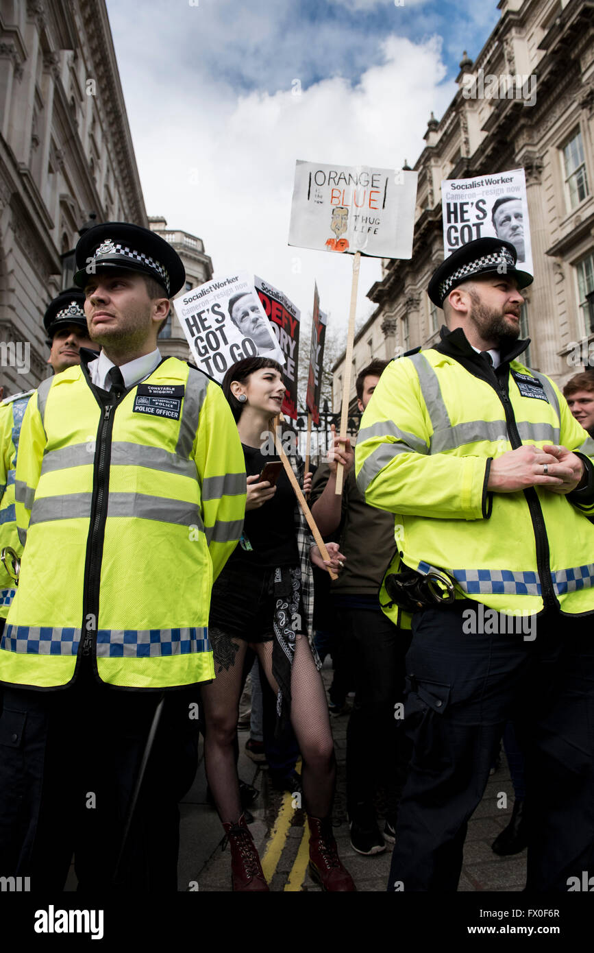 London, Großbritannien. 09. April 2016. Metropolitan Polizisten bewachen den Eingang in die Downing Street 10, während Hunderte von Demonstranten versammeln sich für britische Premierminister David Cameron zu rufen zum Rücktritt nach Panama Papiere Skandal. Quelle: ZEN-Zaneta Razaite/Alamy leben Nachrichten Stockfoto