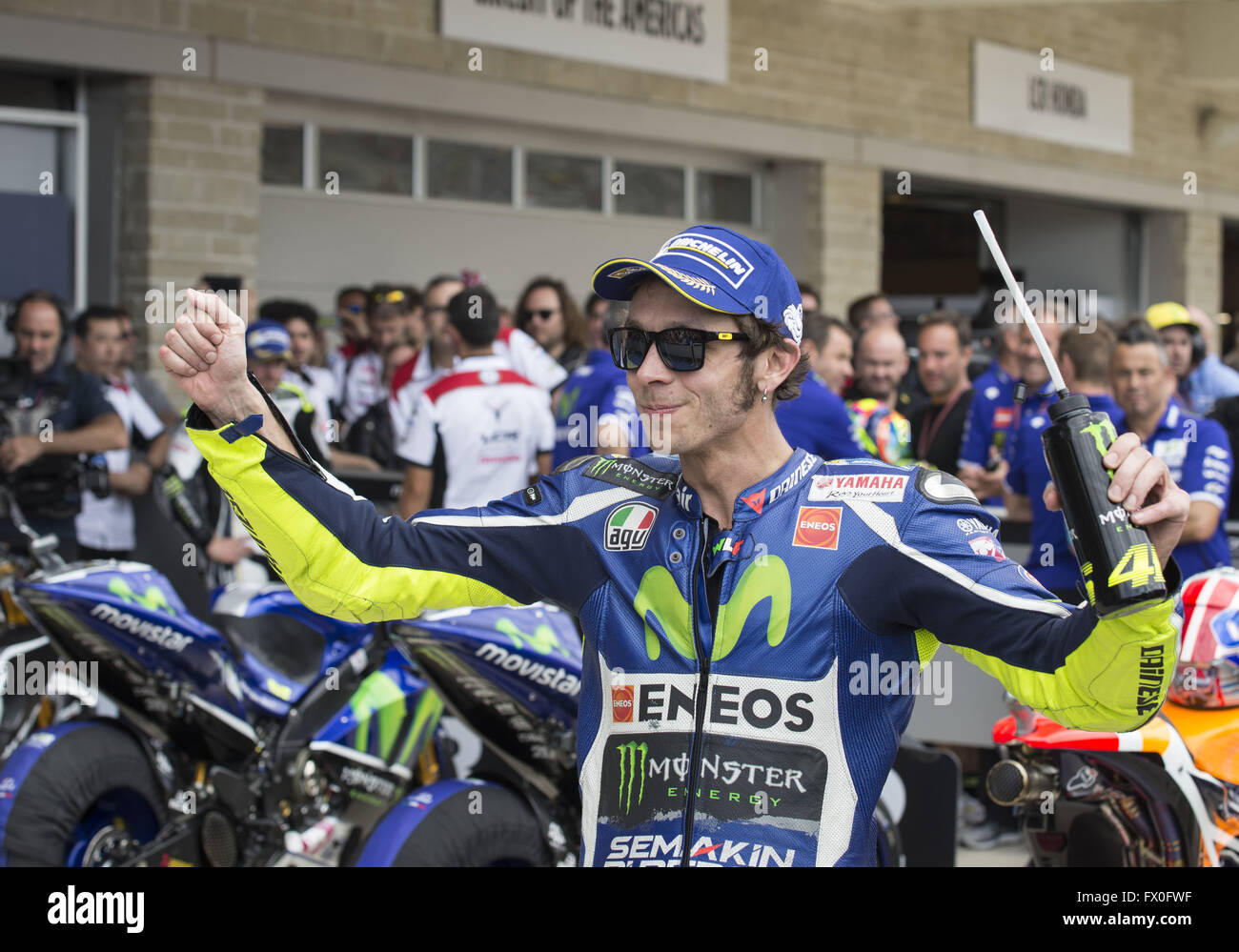 Austin, Texas, USA. 9. April 2016. YAMAHA Team MOVISTAR, VALENTINO ROSSI (46) Abschluss 3nd im qualifying Runde in Amerikas 2016 MotoGP. Zufrieden mit seiner Platzierung und Gruß an die Fans. © Hoss Mcbain/ZUMA Draht/Alamy Live-Nachrichten Stockfoto
