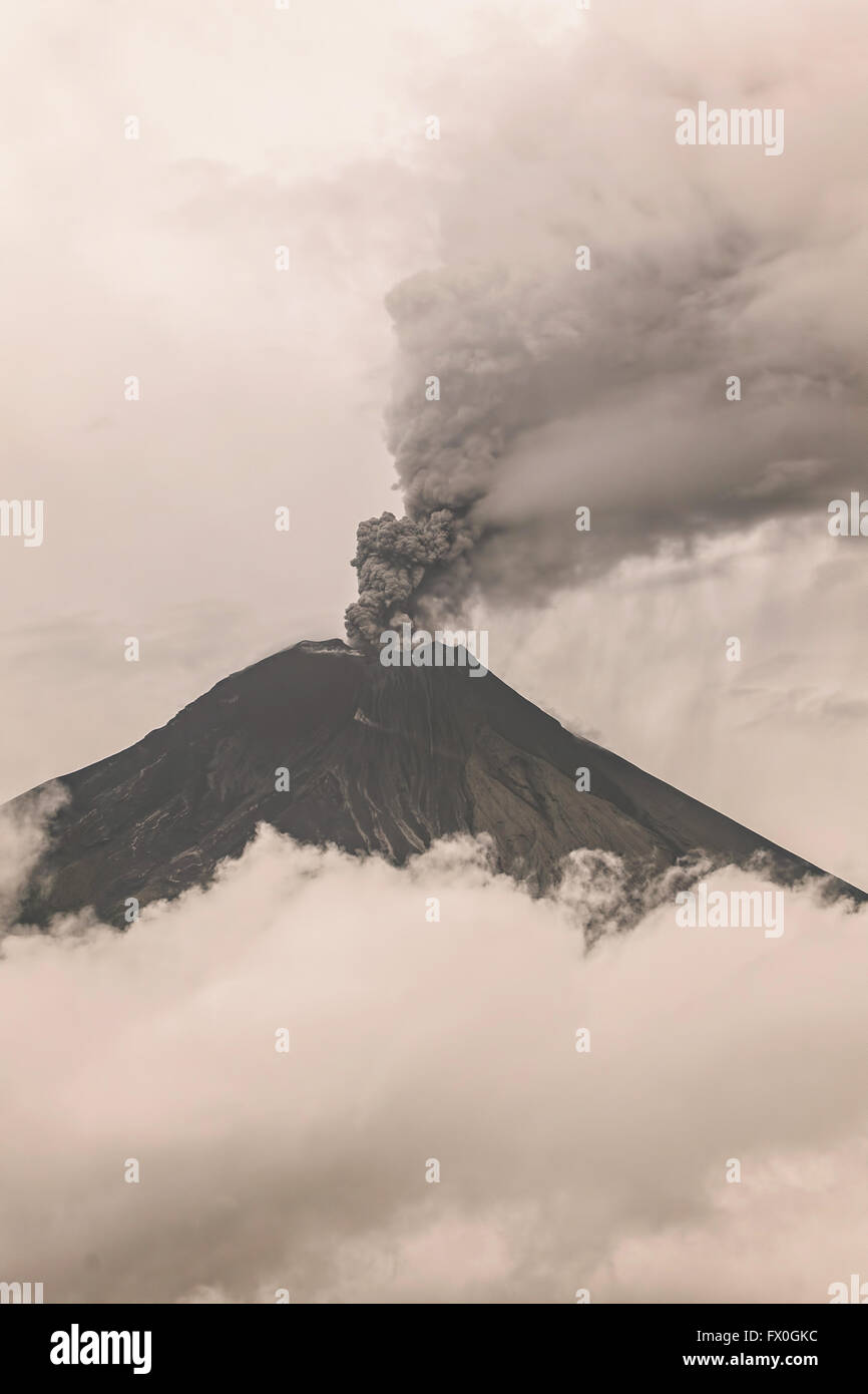 Vulkan Tungurahua spuckt geschmolzenen Felsen und Spalte von Gas und Asche in der Nähe von Banos De Agua Santa, Ecuador, Südamerika Februar 2016 Stockfoto