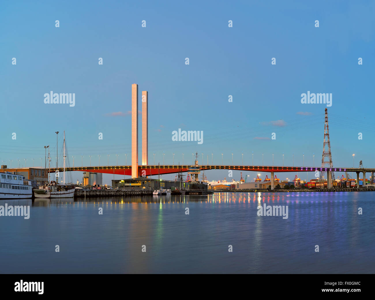 Ein Panorama der Bolte Bridge in den Docklands, Melbourne, aufgenommen am frühen Morgen. Stockfoto