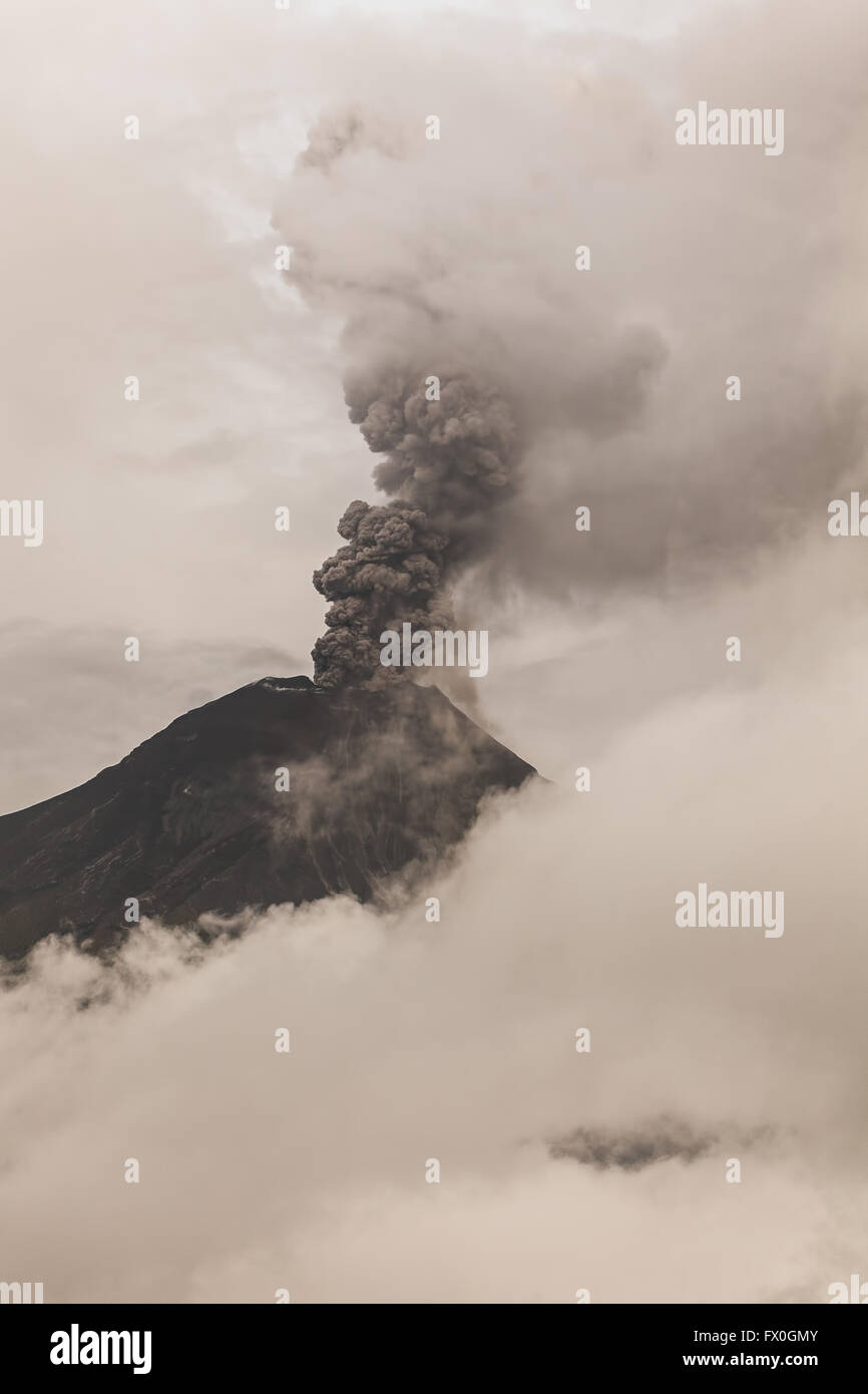 Vulkan Tungurahua umgeben Wolken voller Asche und Rauch, Februar 2016 gewaltigen Eruption, Südamerika Stockfoto