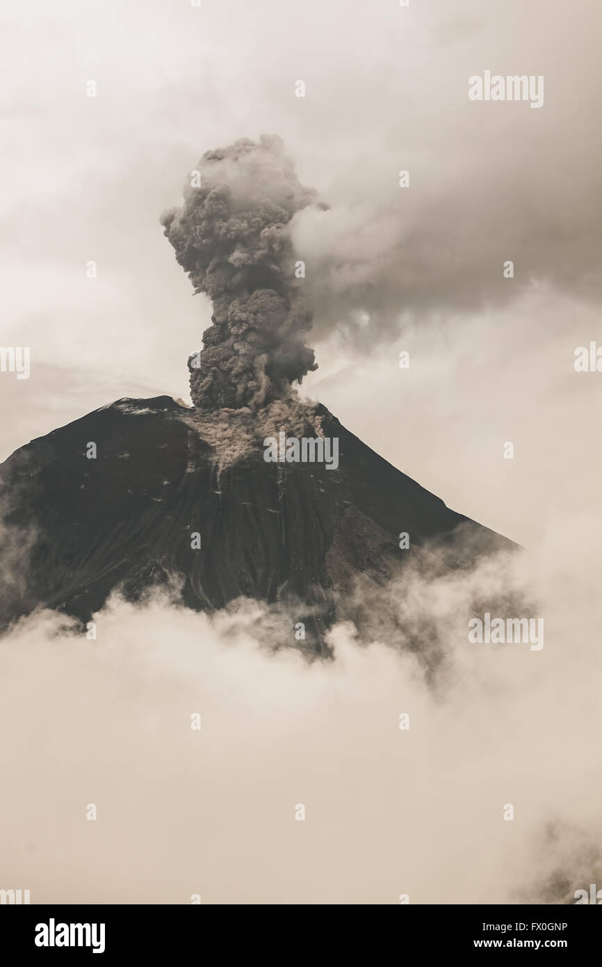 Fumarole am Vulkan Tungurahua Krater, Ecuador, Südamerika Stockfoto