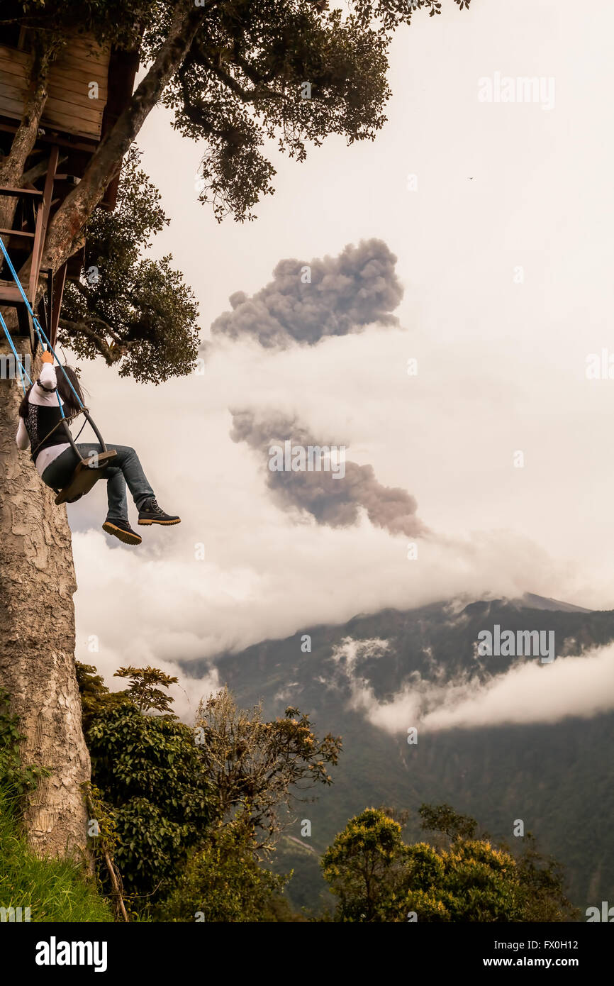 Eine Fahrt auf der Schaukel am Casa Del Arbol, Baumhaus, Vulkan Tungurahua Explosion kaukasische Mädchen Stockfoto
