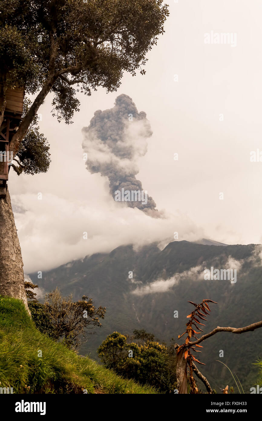 Nahaufnahme der Vulkan Tungurahua mächtige Sonnenuntergang Explosion am März 2016, Blick vom Casa Del Arbol, Baumhaus, Ecuador Stockfoto