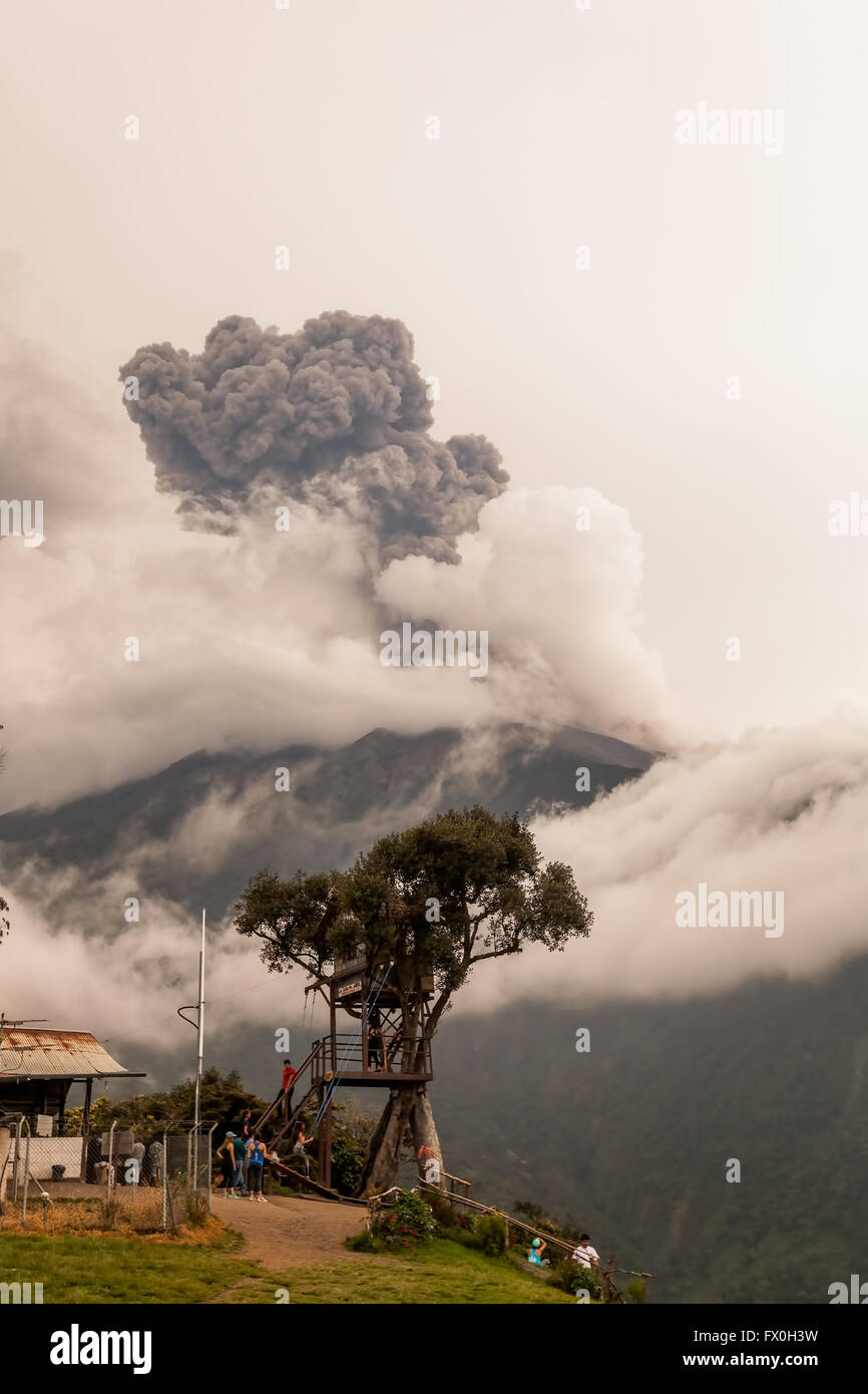 Banos De Agua Santa - 8. März 2016: Rauch steigt aus der Vulkan Tungurahua, März 2016, mächtige Explosion, Casa Del Arbol anzeigen Stockfoto
