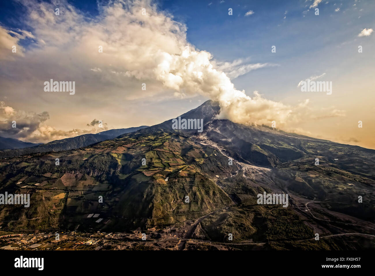 Vulkan Tungurahua, intensive strombolianische Aktivität bei Sonnenuntergang, Aerial View, Februar 2016, Ecuador, Südamerika Stockfoto